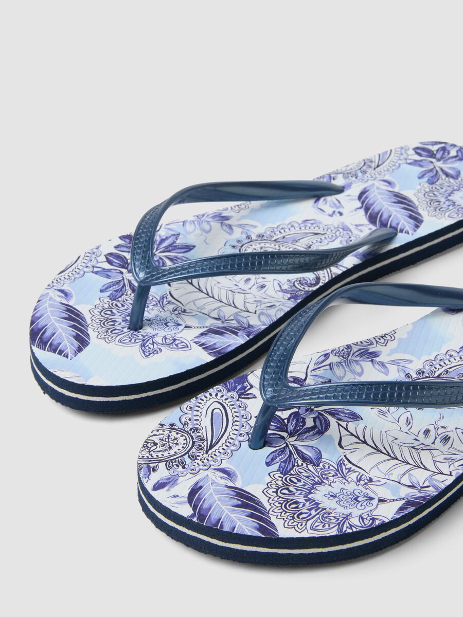 Blaue Zehentrenner mit Blumenprint_1