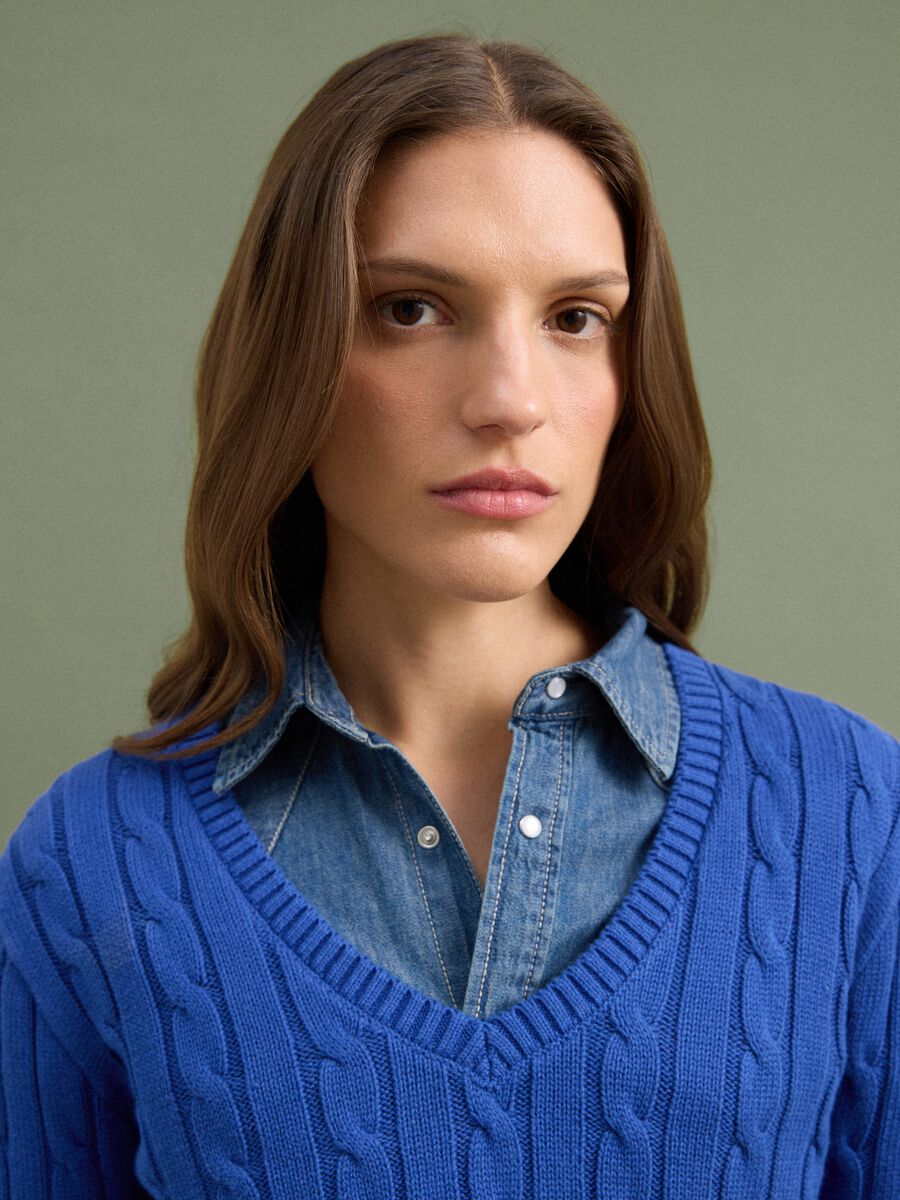 Blue pure cotton cable-knit jumper with deep V-neck_3