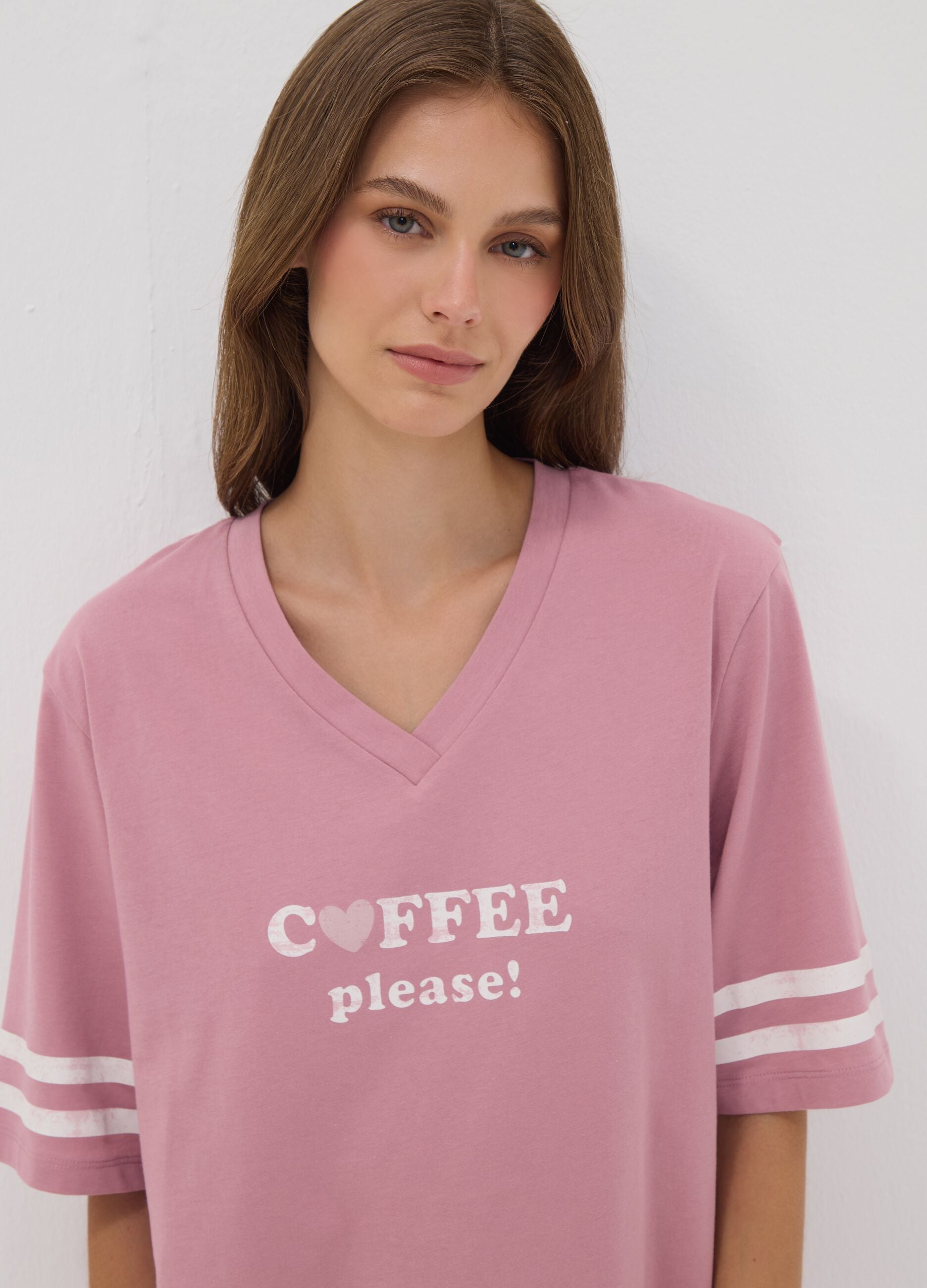 Camicia da notte rosa in puro cotone organico con scollo a V con stampa
