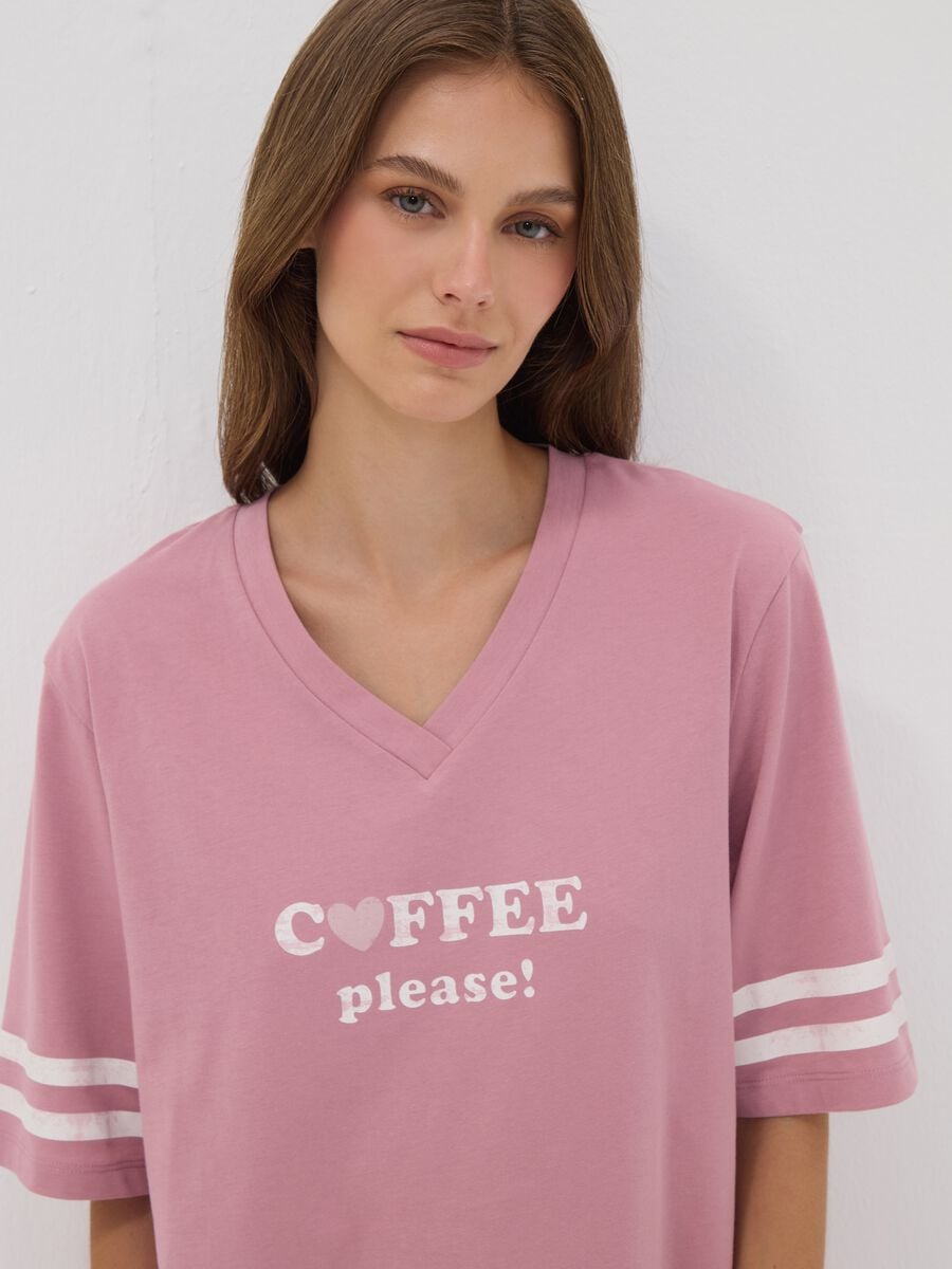 Camicia da notte rosa in puro cotone organico con scollo a V con stampa_1