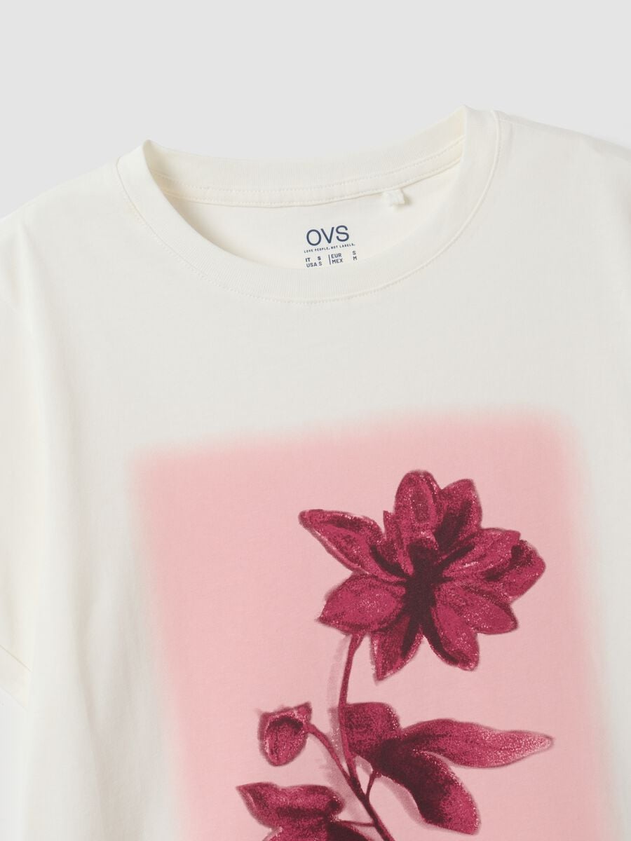 T-shirt bianca in puro cotone con girocollo e stampa floreale regular fit_5