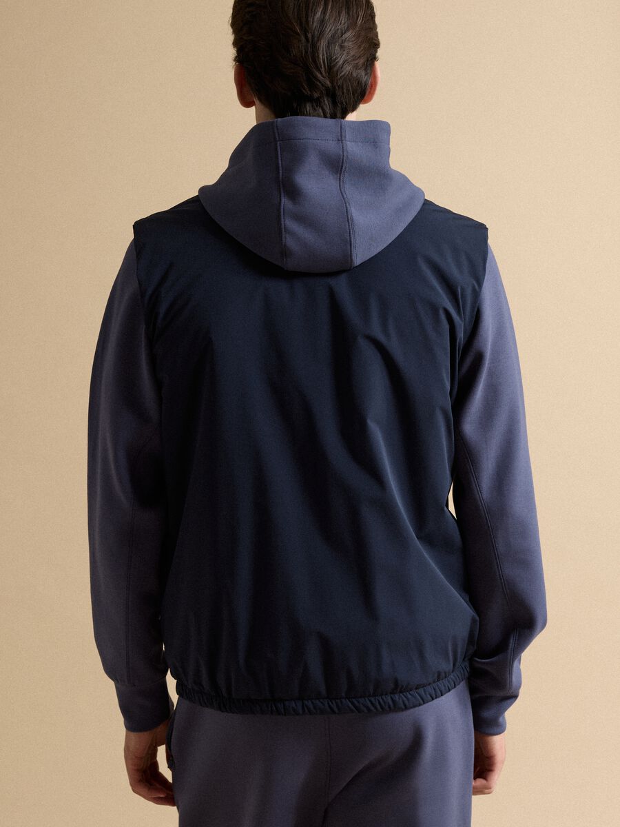 Blaues Gilet aus Stretchgewebe mit Rei&szlig;verschluss_2