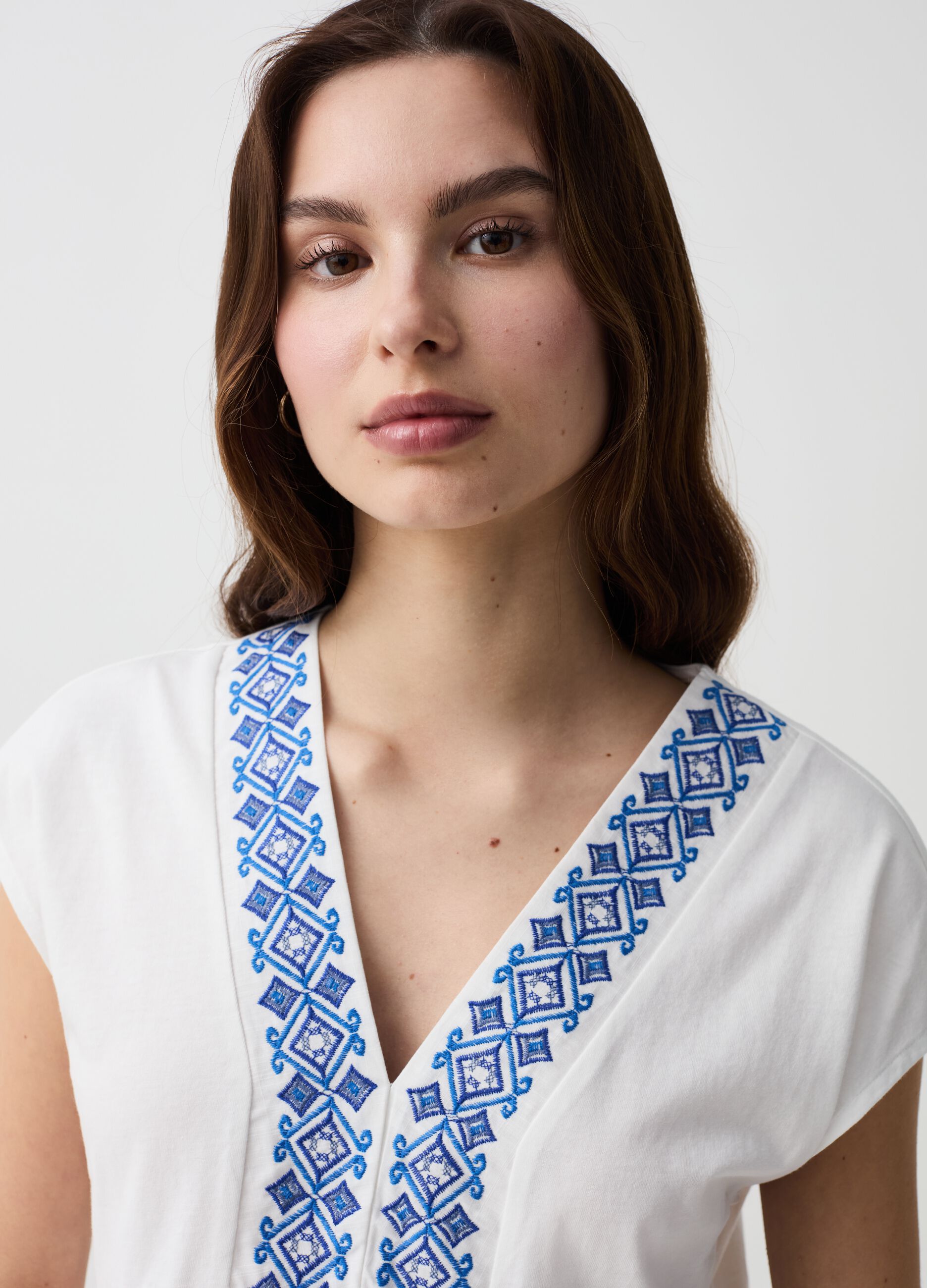 Camiseta cuello de pico con bordados étnicos