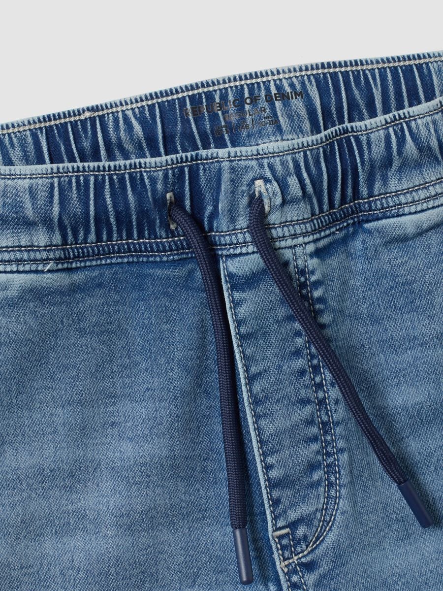 Jeans jogger azul em algod&atilde;o el&aacute;stico com cord&atilde;o para rapaz_1