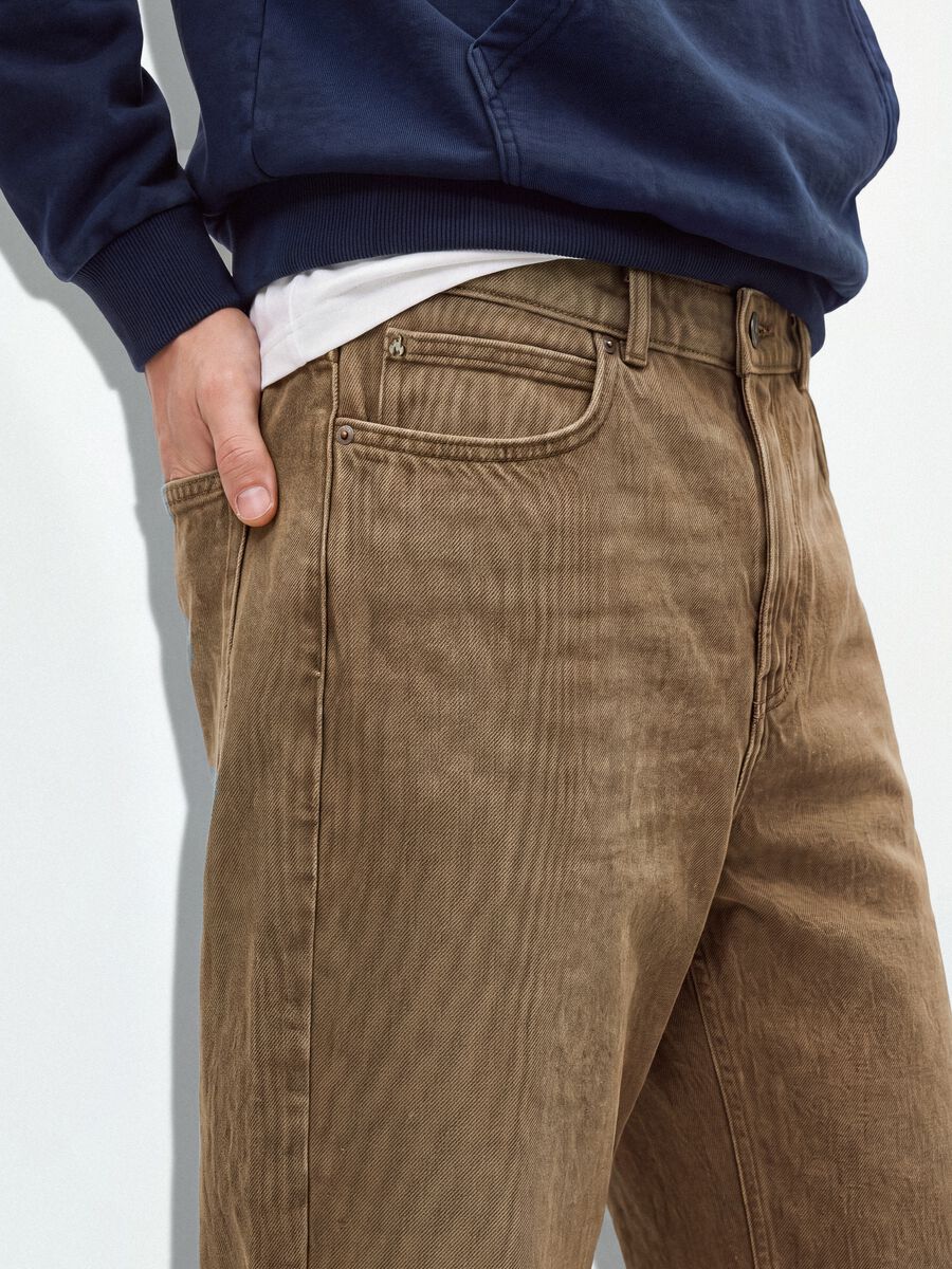 Jeans castanhos barrel fit em algod&atilde;o puro_2