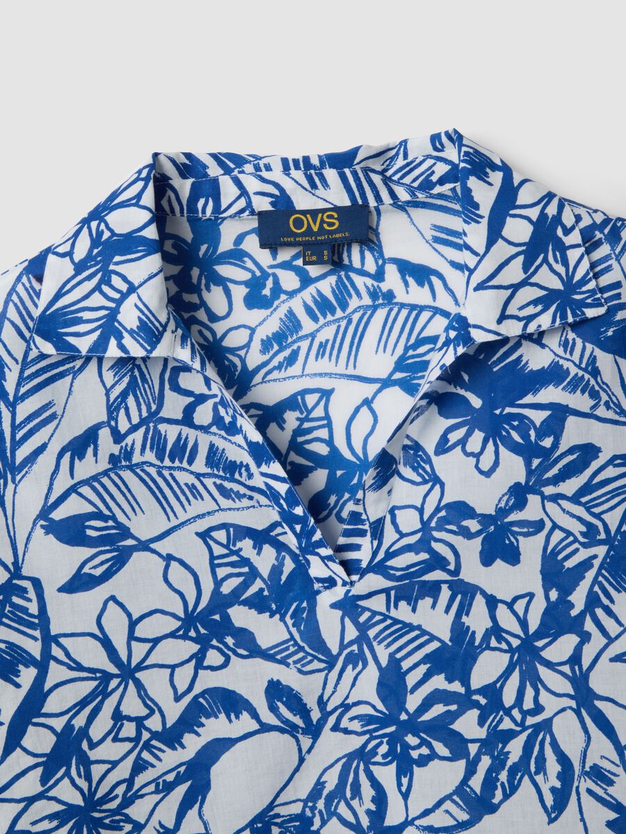Blue and white organic cotton kaftan with tropical print_5