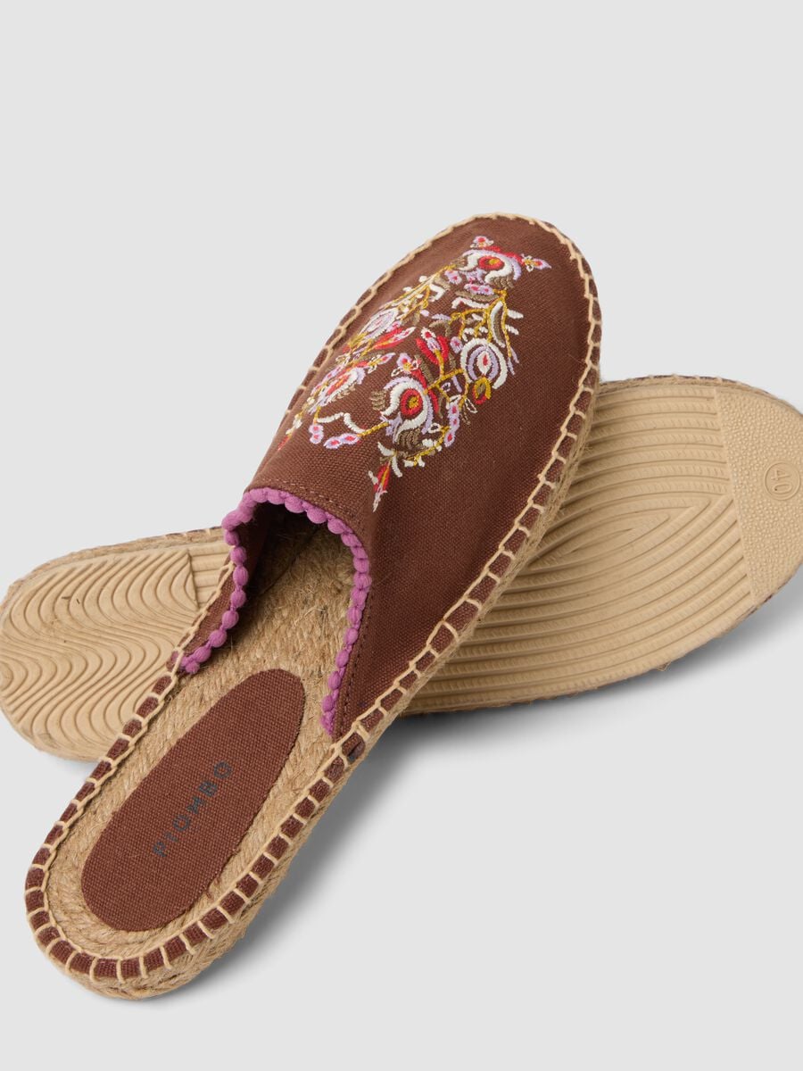Braune Sandalen mit Stickerei_3