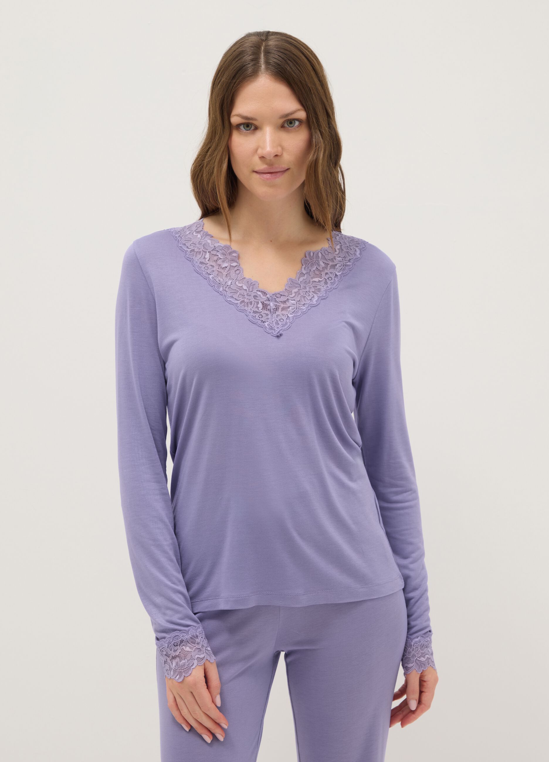 Purple nightshirt with lace V-neck regular fit