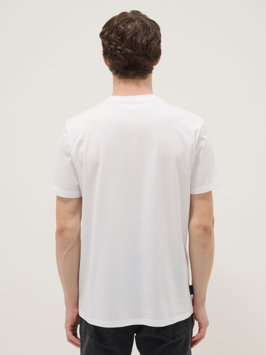 Weisses T-Shirt aus reiner Baumwolle mit Frontprint, Regular Fit_3