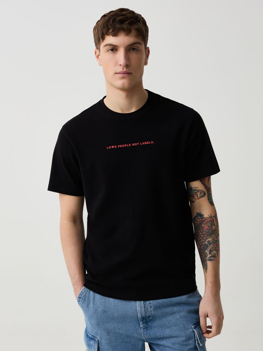 Camiseta de algodón con motivo de texto_0