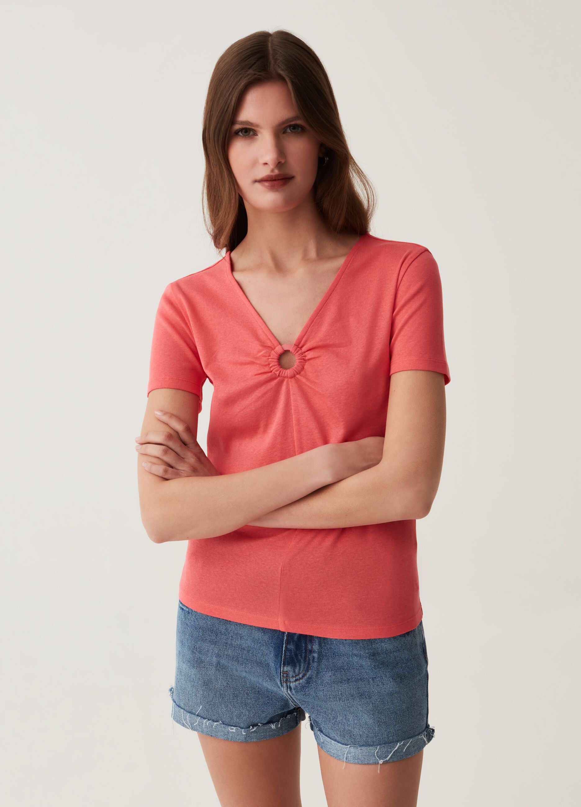 T-shirt with V-neck and ring