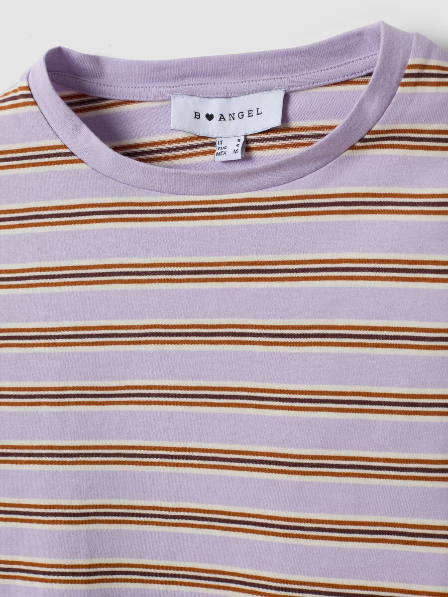 T-shirt crop roxa em algod&atilde;o puro &agrave;s riscas com estampado_1