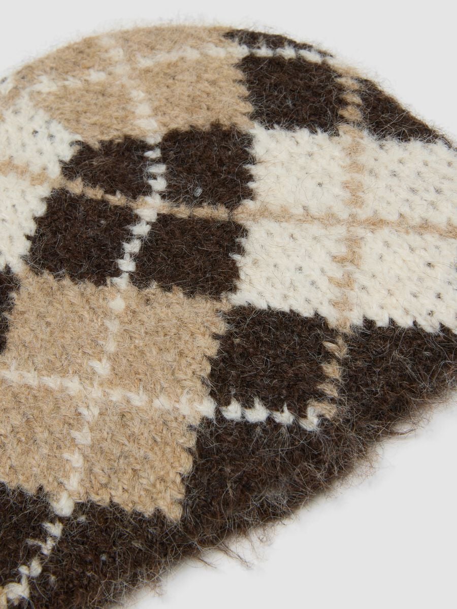 Gorro bege em l&atilde; el&aacute;stica com padr&atilde;o losangos_1