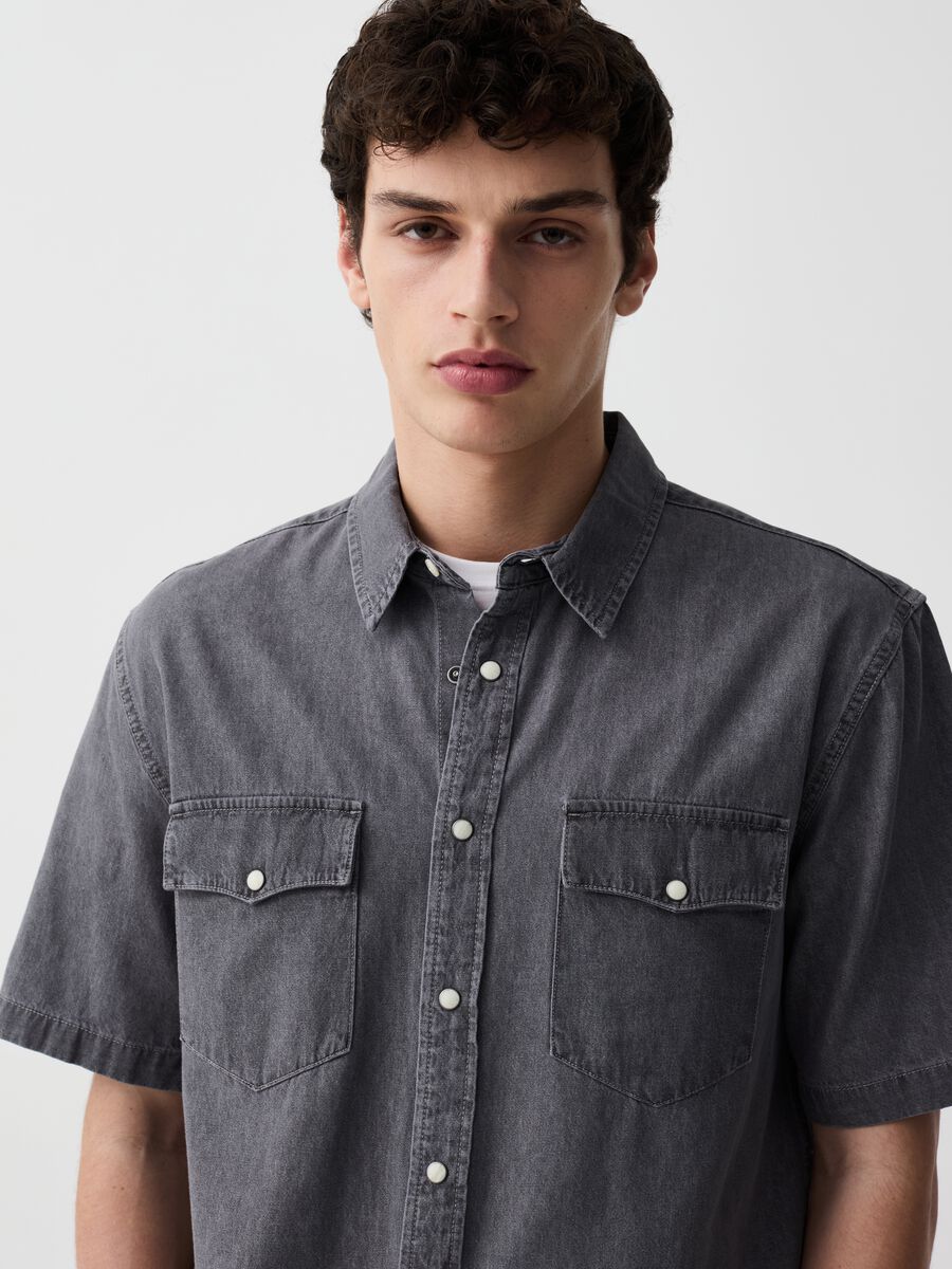 Short-sleeved shirt in denim with pockets_1