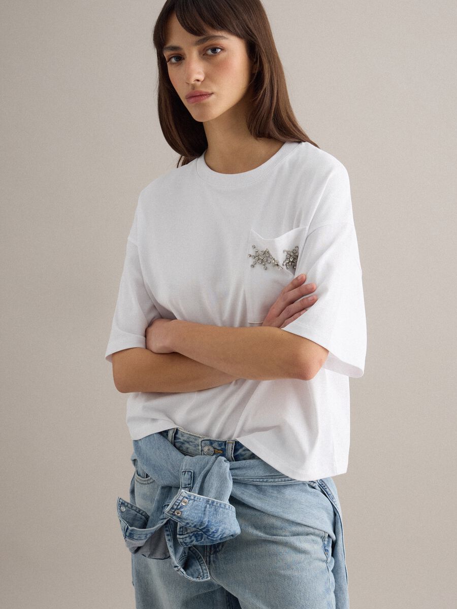 White cotton blend relaxed fit T-shirt with decorative pocket_0