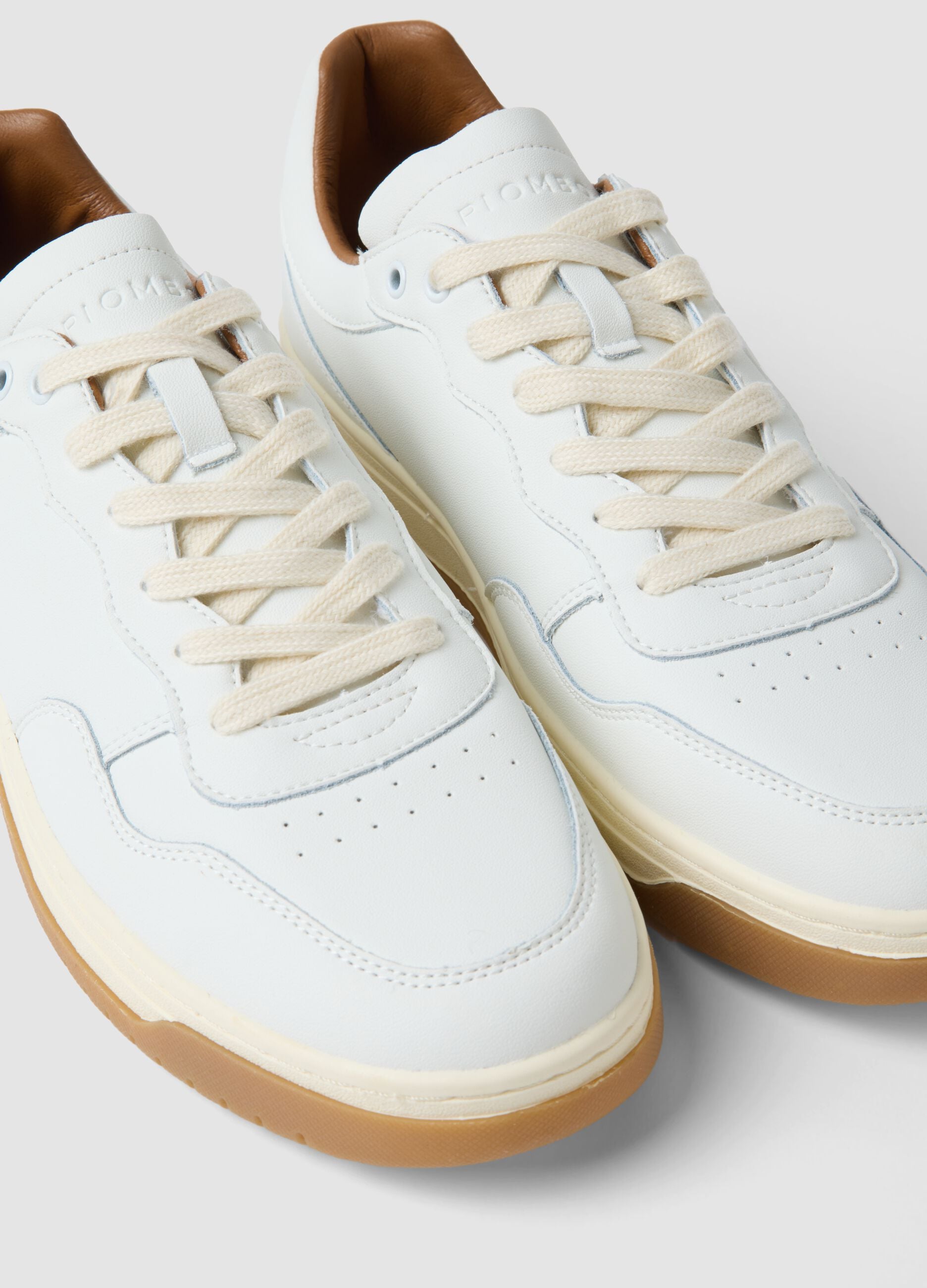 Wei&szlig;e Sneaker aus echtem Leder mit Kontrastsohle