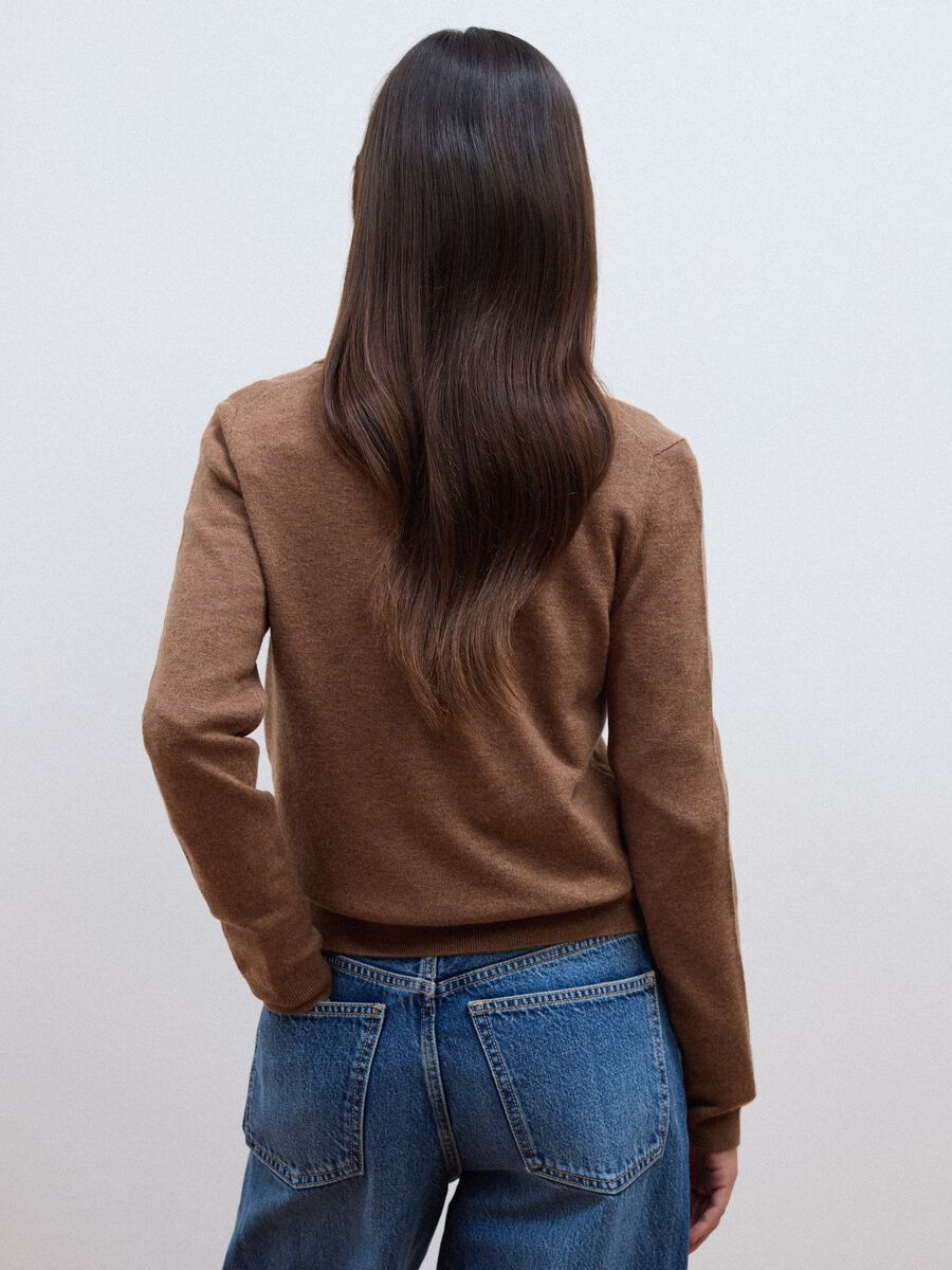 Maglia marrone in pura lana con girocollo_3