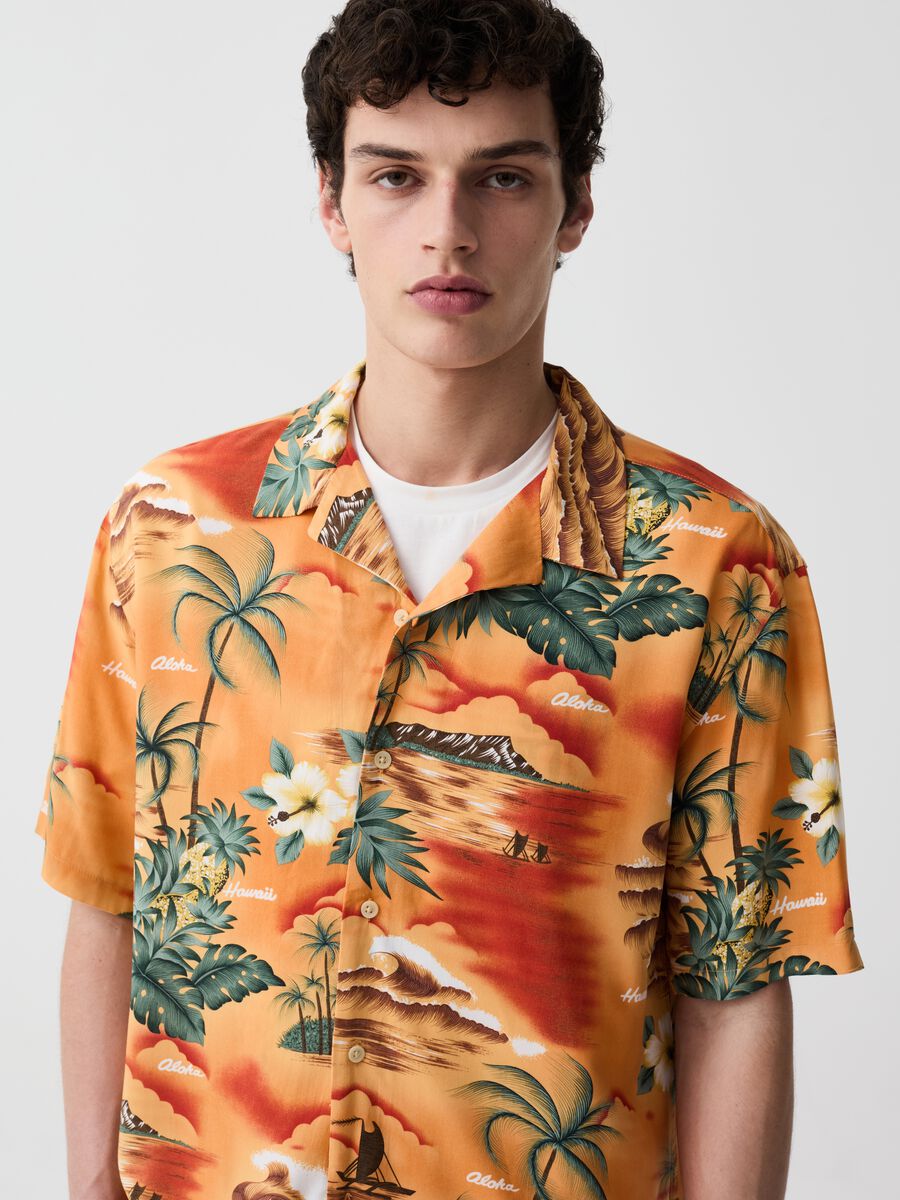 Short-sleeved shirt with Hawaiian print_2