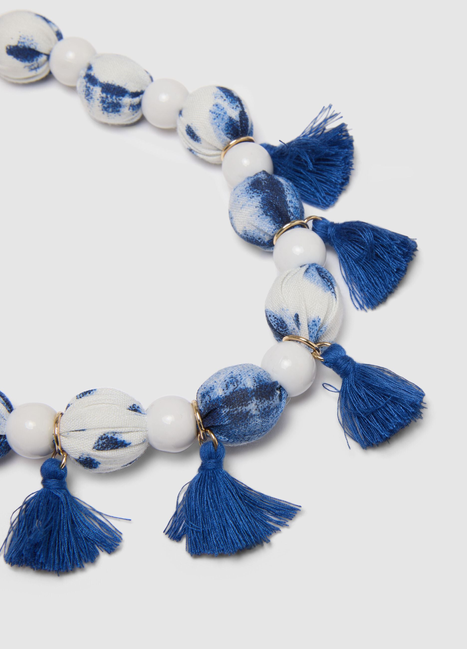 Colar multicolorido com p&eacute;rolas e franja