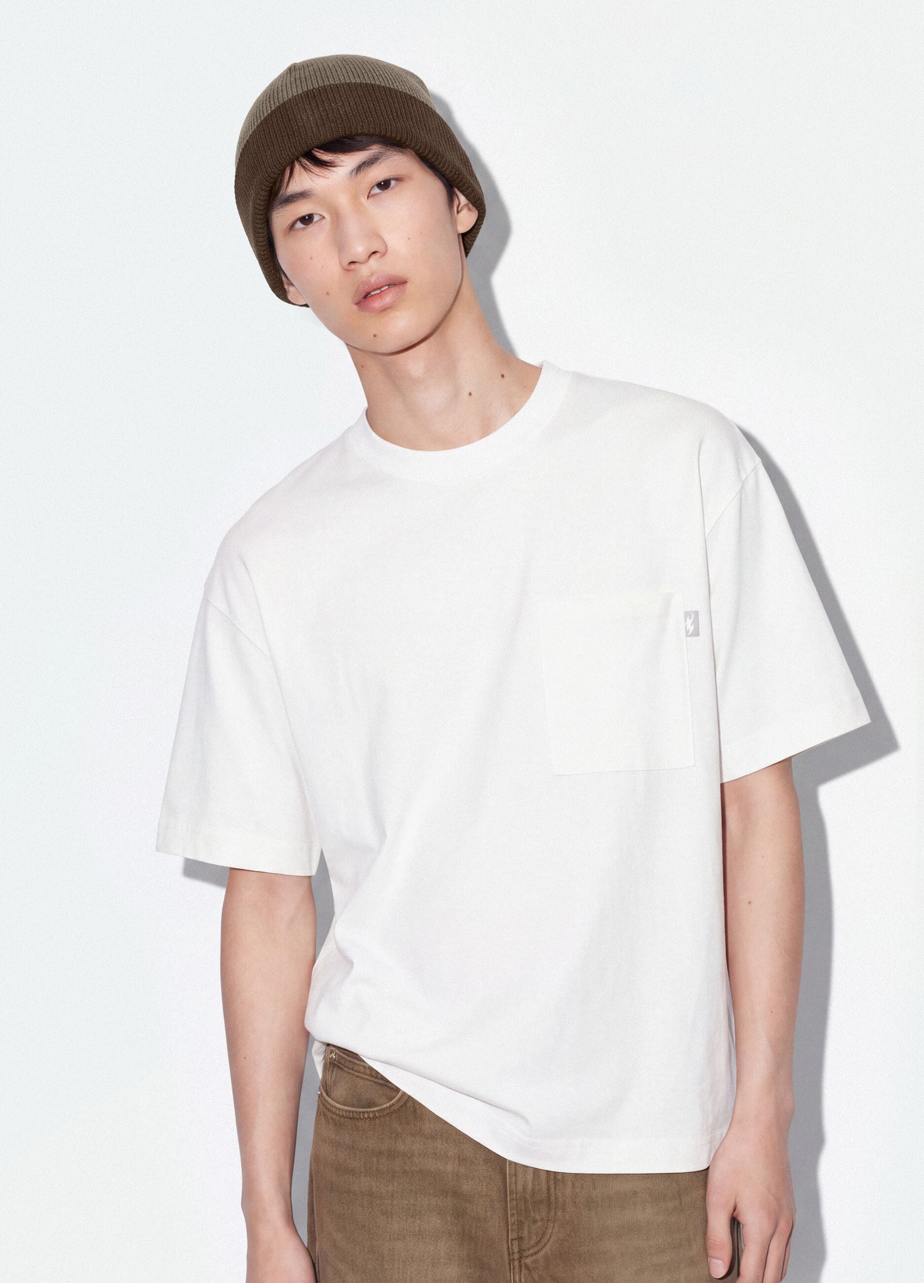 T-shirt branca em algod&atilde;o puro com gola redonda e bolso, corte boxy