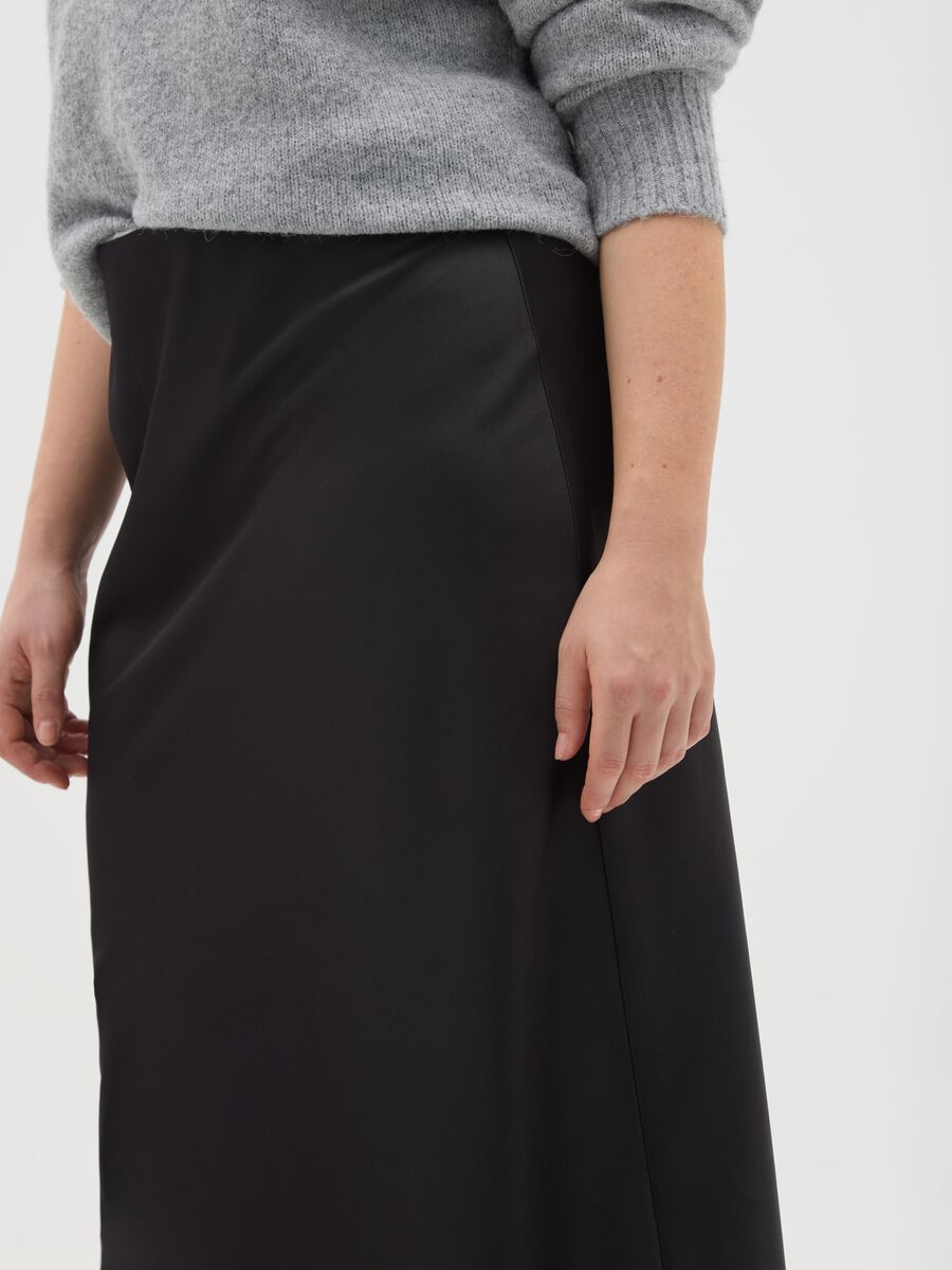 Black skirt in stretch satin fabric_3