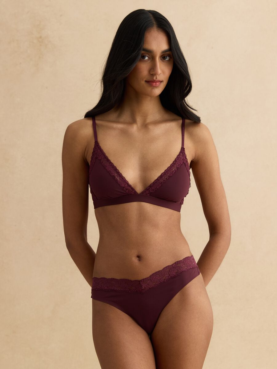 Red regular fit thong with lace details_0