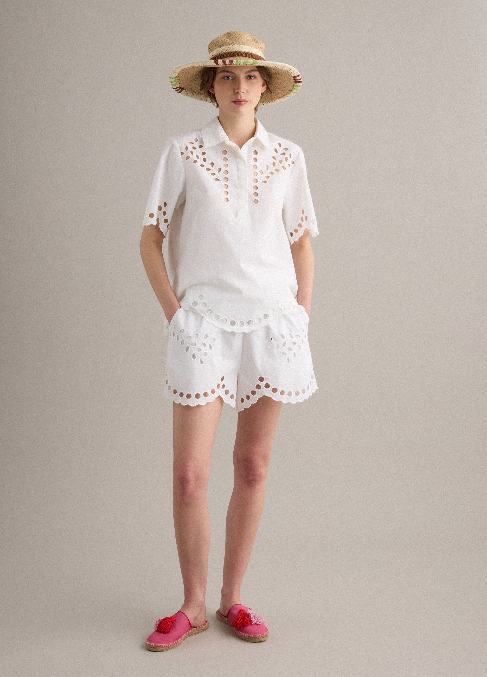 Camisa blanca de algod&oacute;n puro con bordados calados