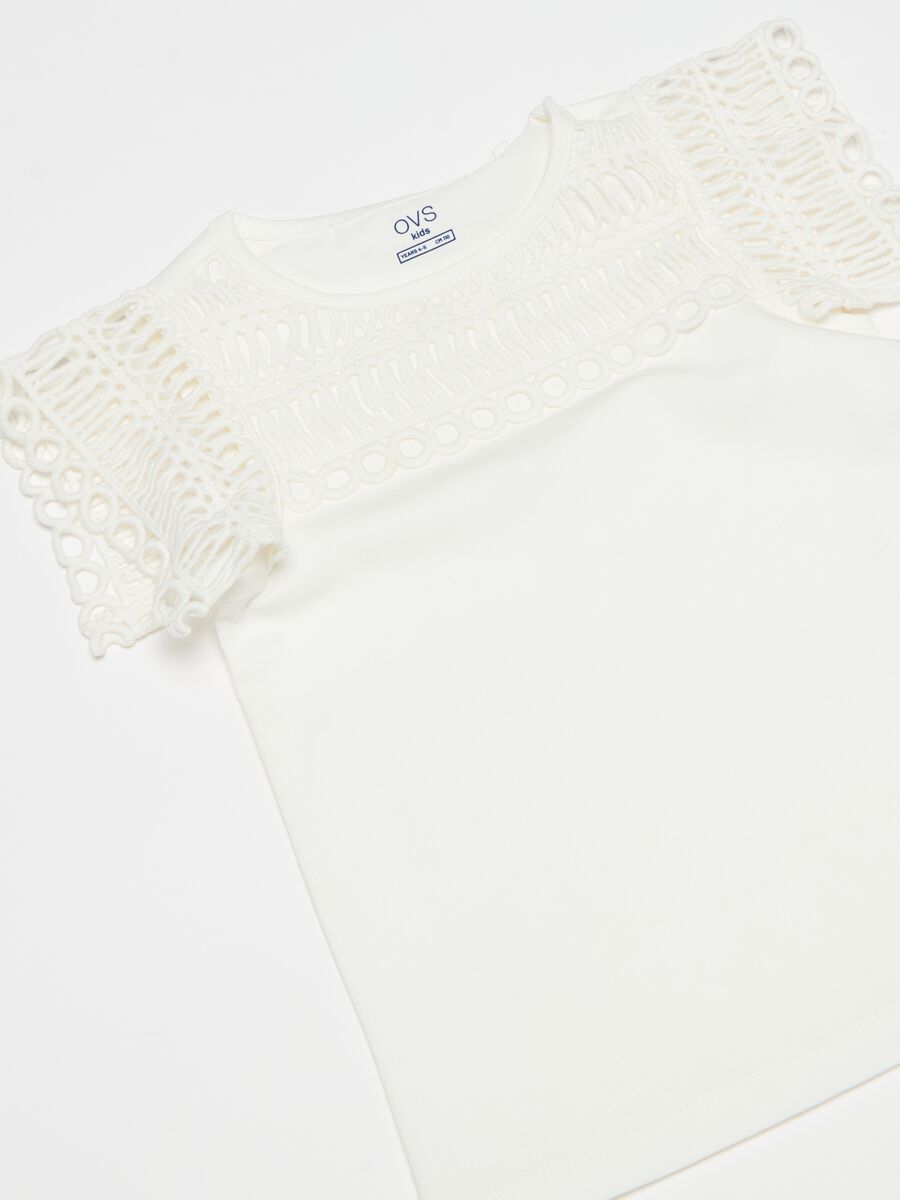 T-shirt with crochet application_2