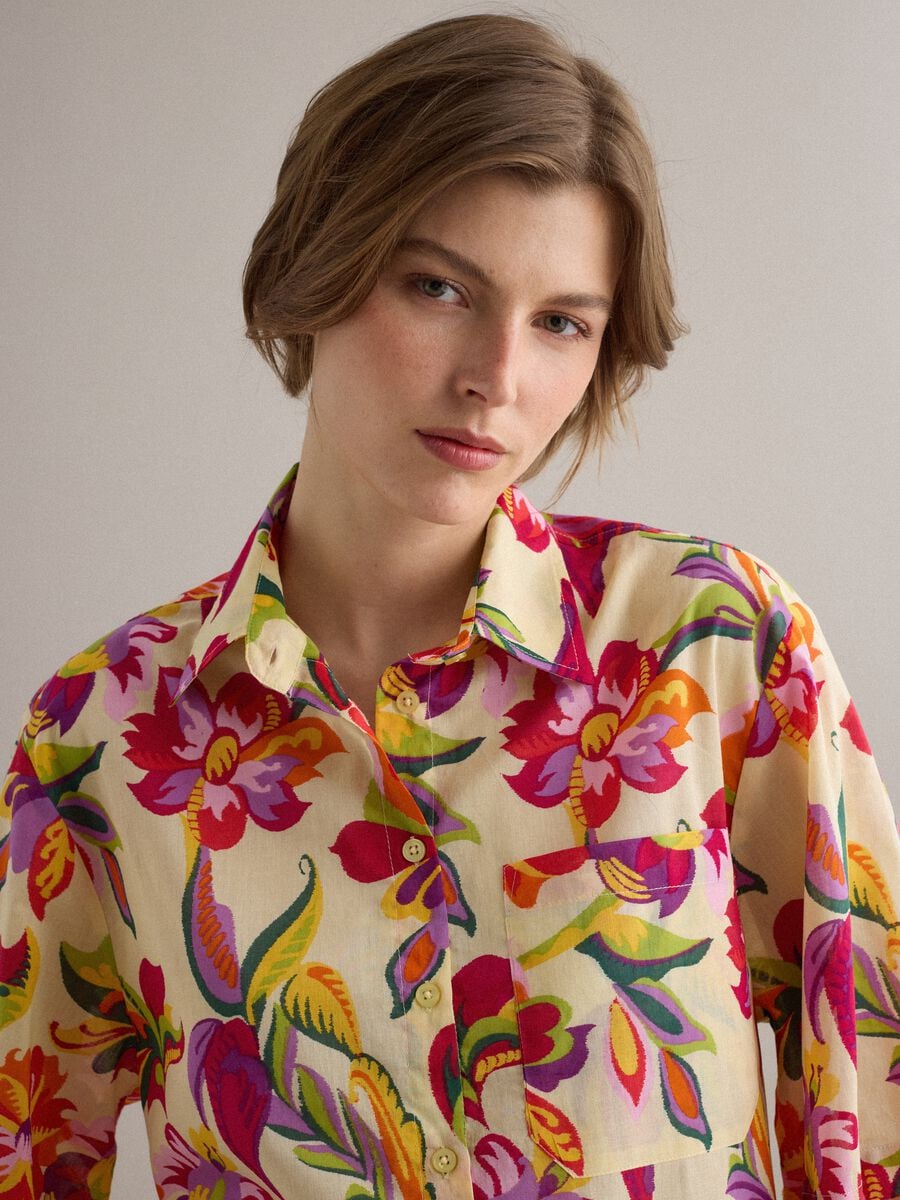 Camisa multicolor de puro algod&oacute;n con estampado llamativo y corte oversize_2