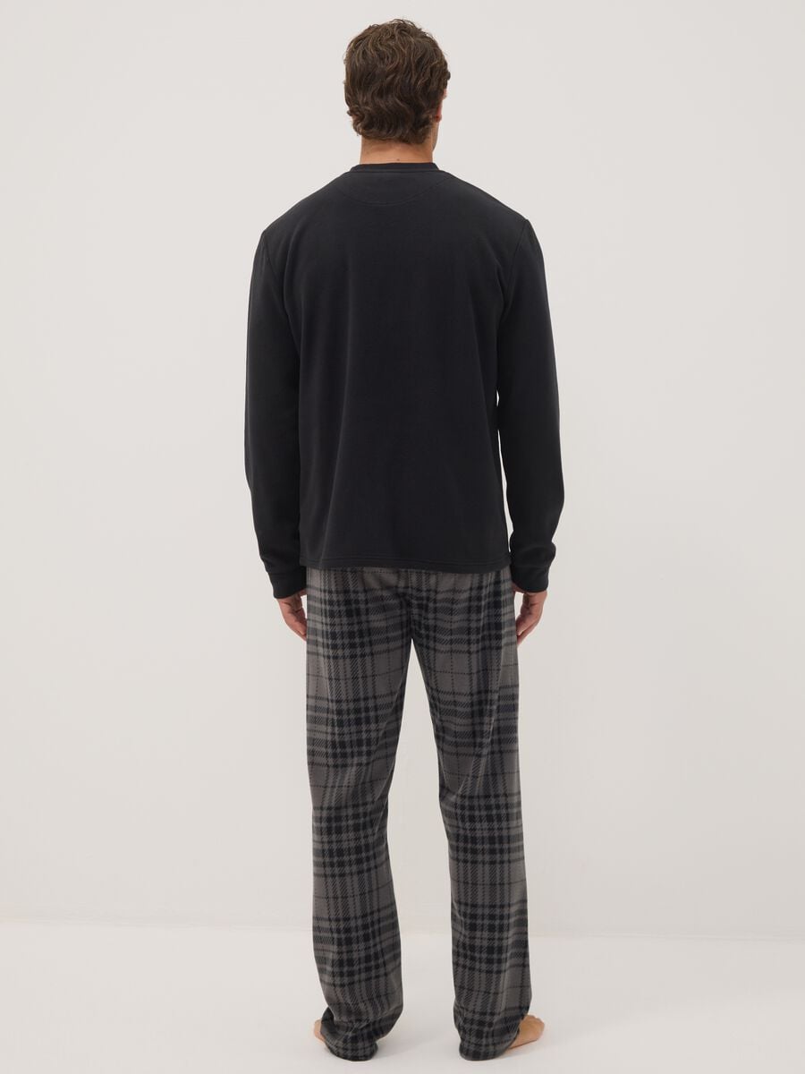 Pigiama grigio antracite con girocollo e pantaloni a quadri regular fit_3
