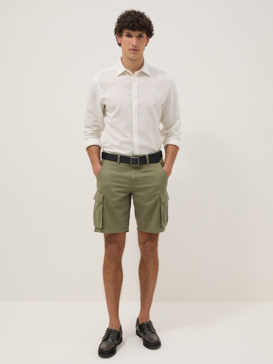 Green cotton cargo shorts in a regular fit_1