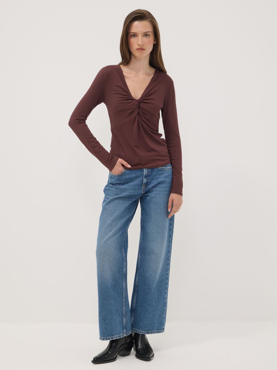 T-shirt marrone in viscosa elasticizzata con arricciatura frontale slim fit_1