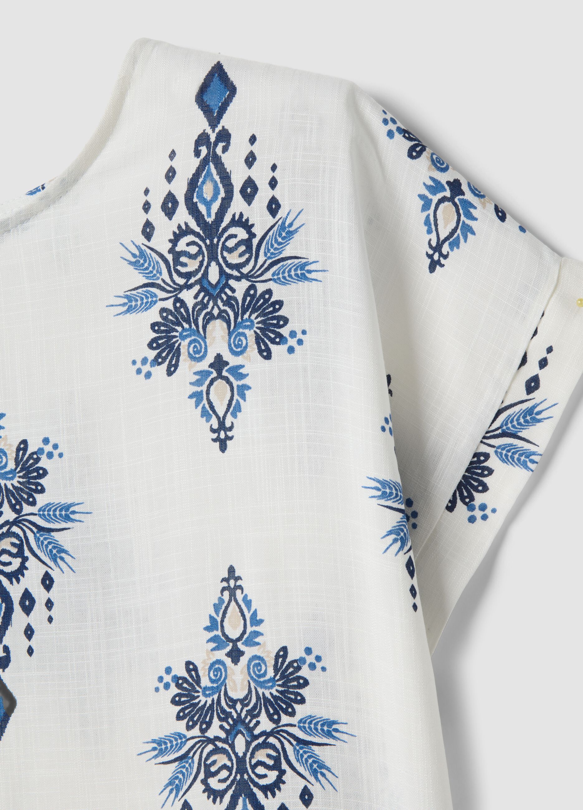 Wei&szlig;e Bluse aus reiner Viskose mit blauem Print, Regular Fit