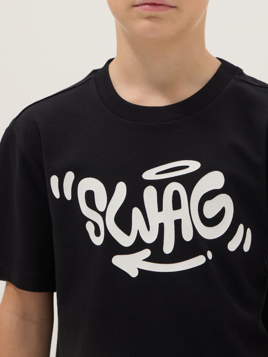 Jungen-T-Shirt aus schwarzer reiner Baumwolle Regular Fit mit Swag-Aufdruck_2