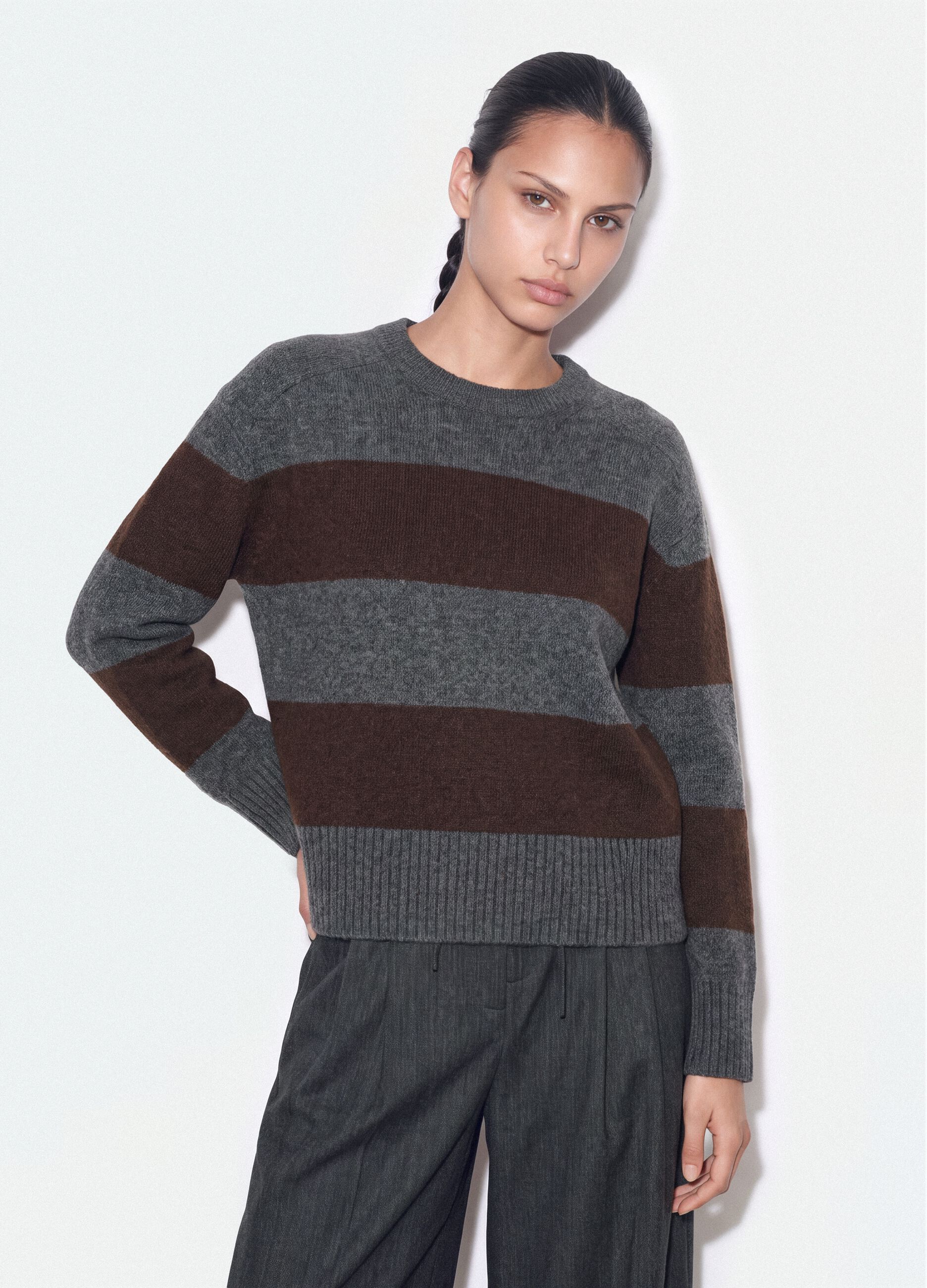 Grauer gestreifter Crewneck-Pullover aus elastischer Wolle