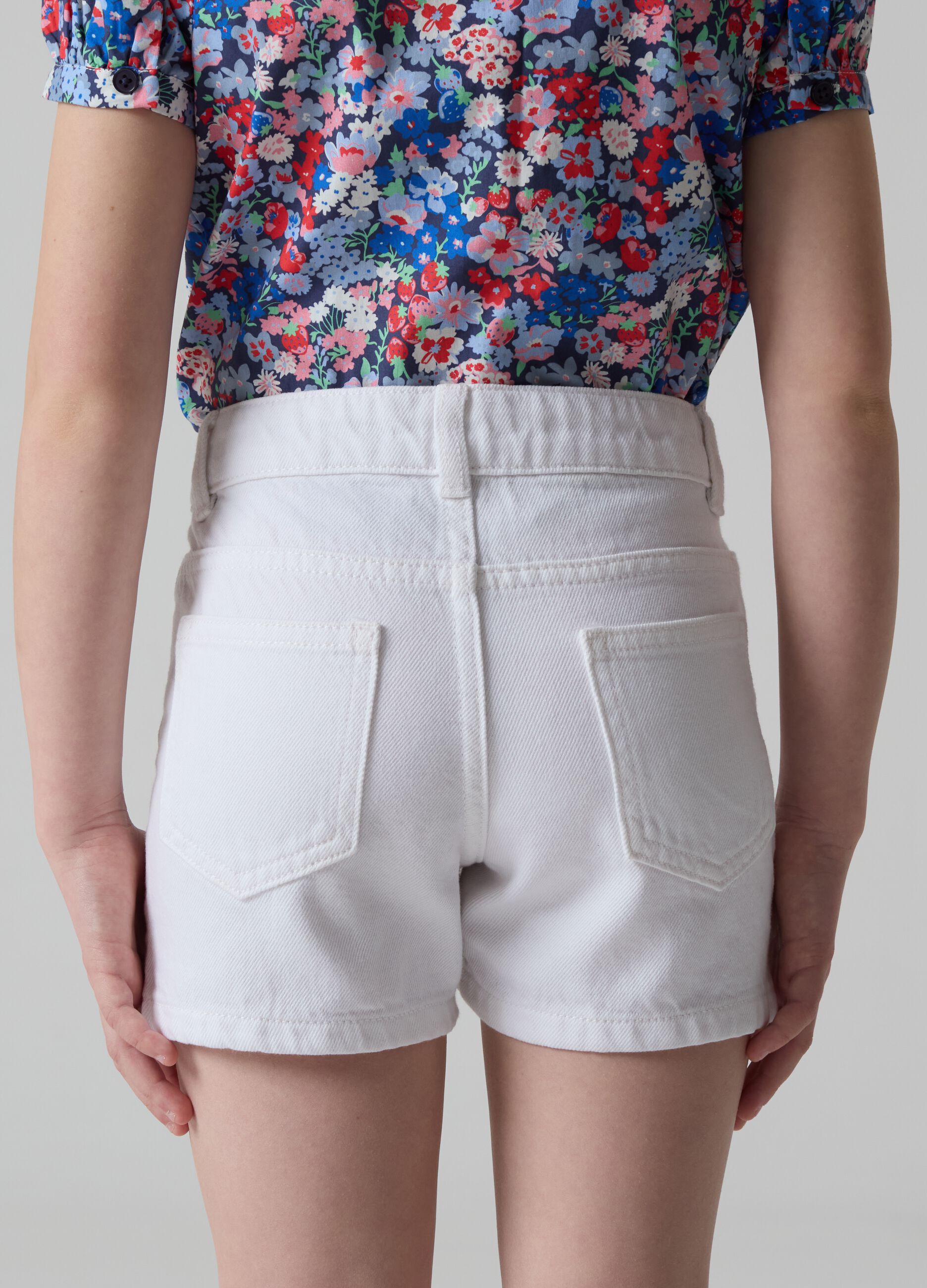 Shorts de algodón con bordado floral