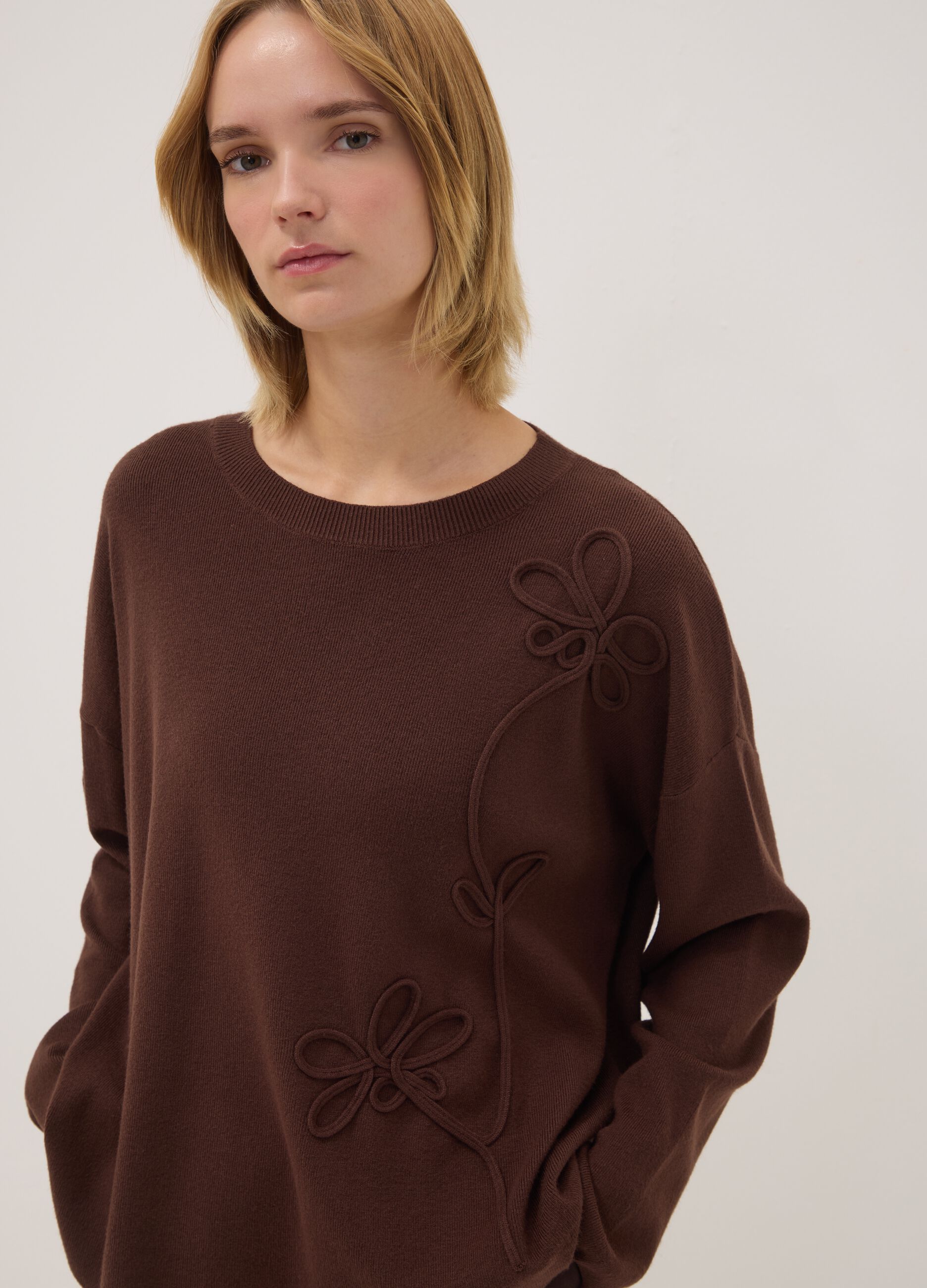 Brauner Pullover aus Viskosemix mit Blumenapplikationen, Regular Fit