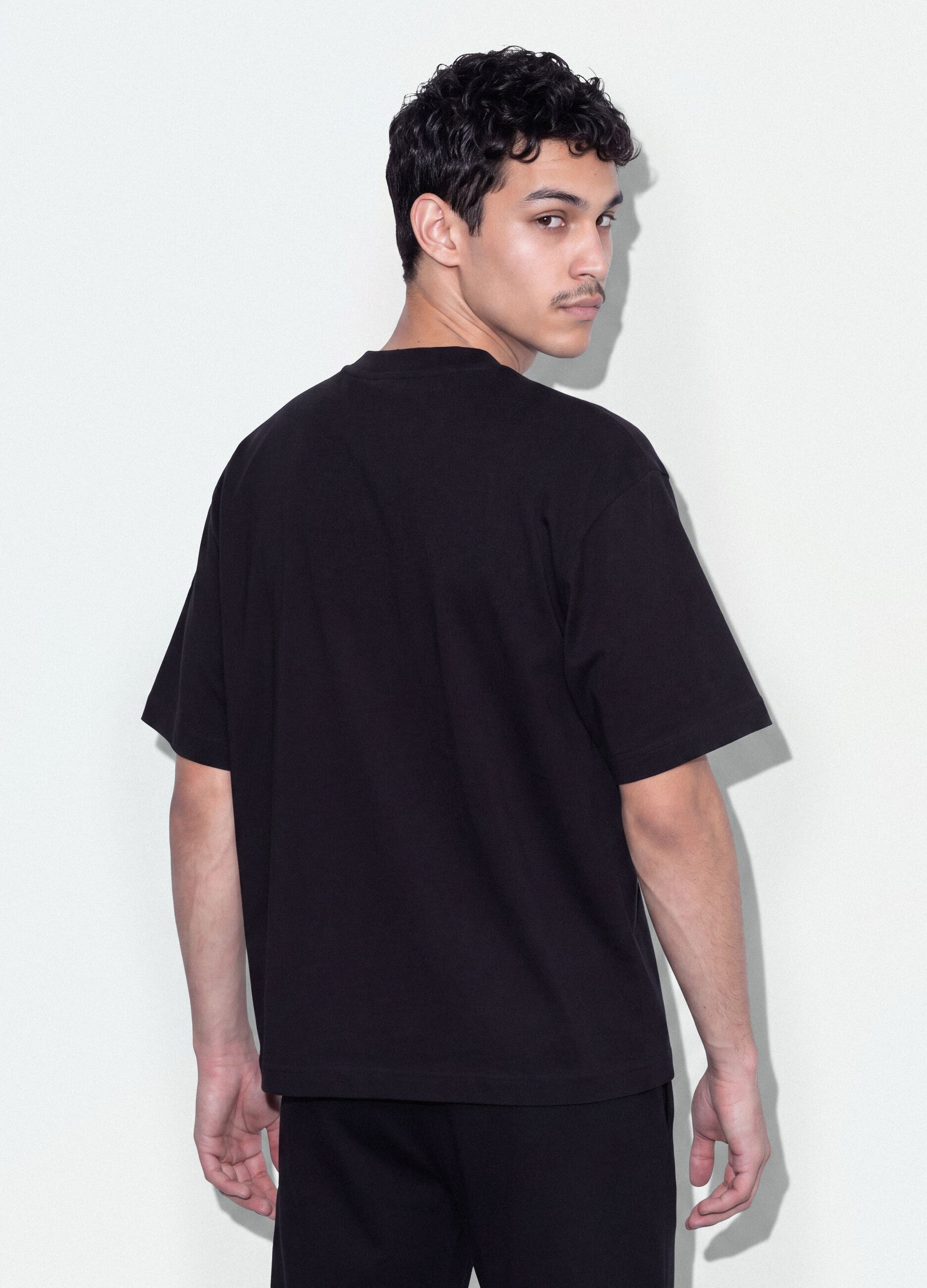 &Mu;&alpha;ύ&rho;&omicron; T-shirt &alpha;&pi;ό 100% &beta;&alpha;&mu;&beta;ά&kappa;&iota; &mu;&epsilon; &sigma;&tau;&rho;&omicron;&gamma;&gamma;&upsilon;&lambda;ή &lambda;&alpha;&iota;&mu;ό&kappa;&omicron;&psi;&eta; &kappa;&alpha;&iota; &tau;&sigma;έ&pi;&eta;, boxy &epsilon;&phi;&alpha;&rho;&mu;&omicron;&gamma;ή