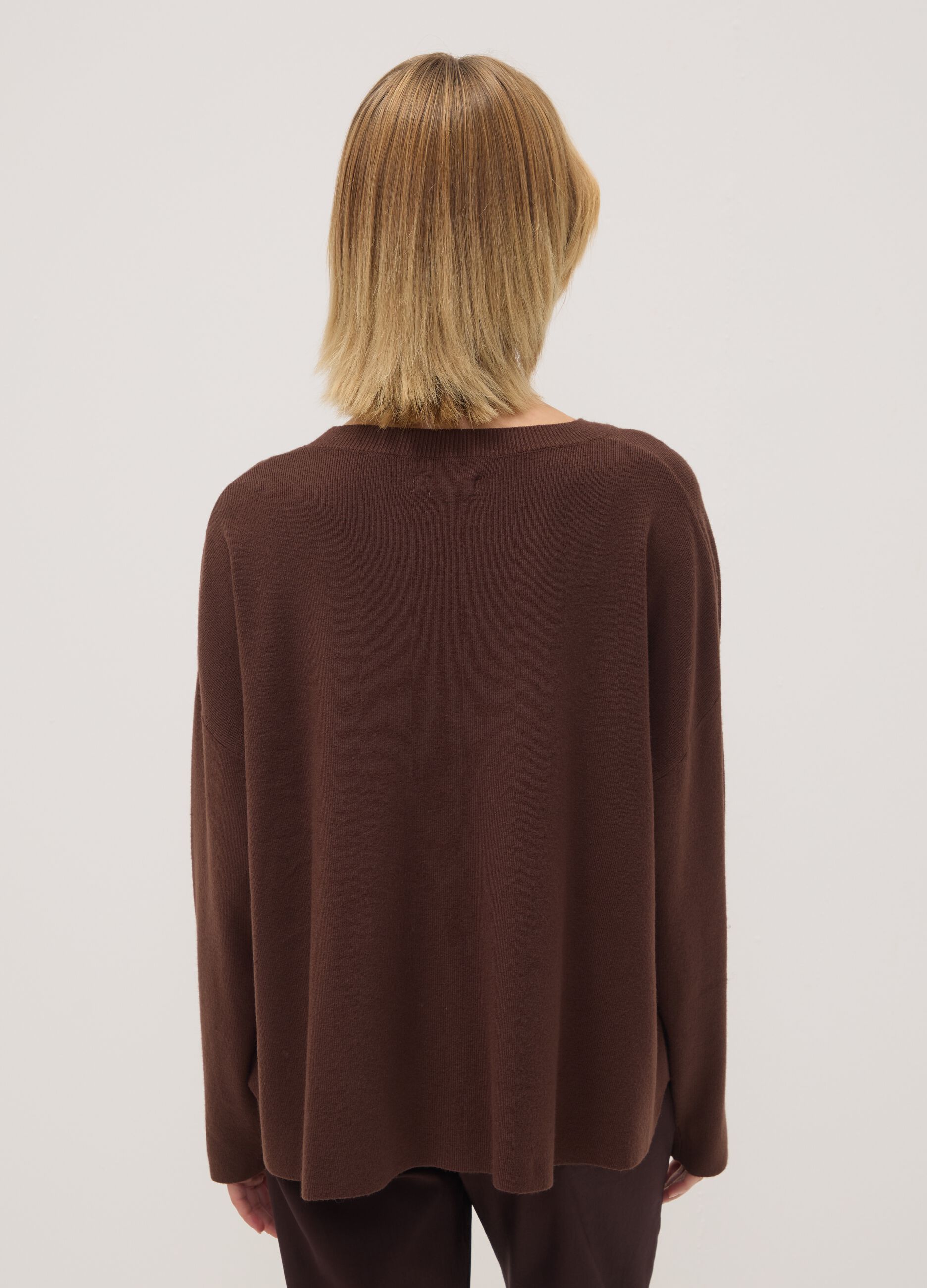 Brauner Pullover aus Viskosemix mit Blumenapplikationen, Regular Fit