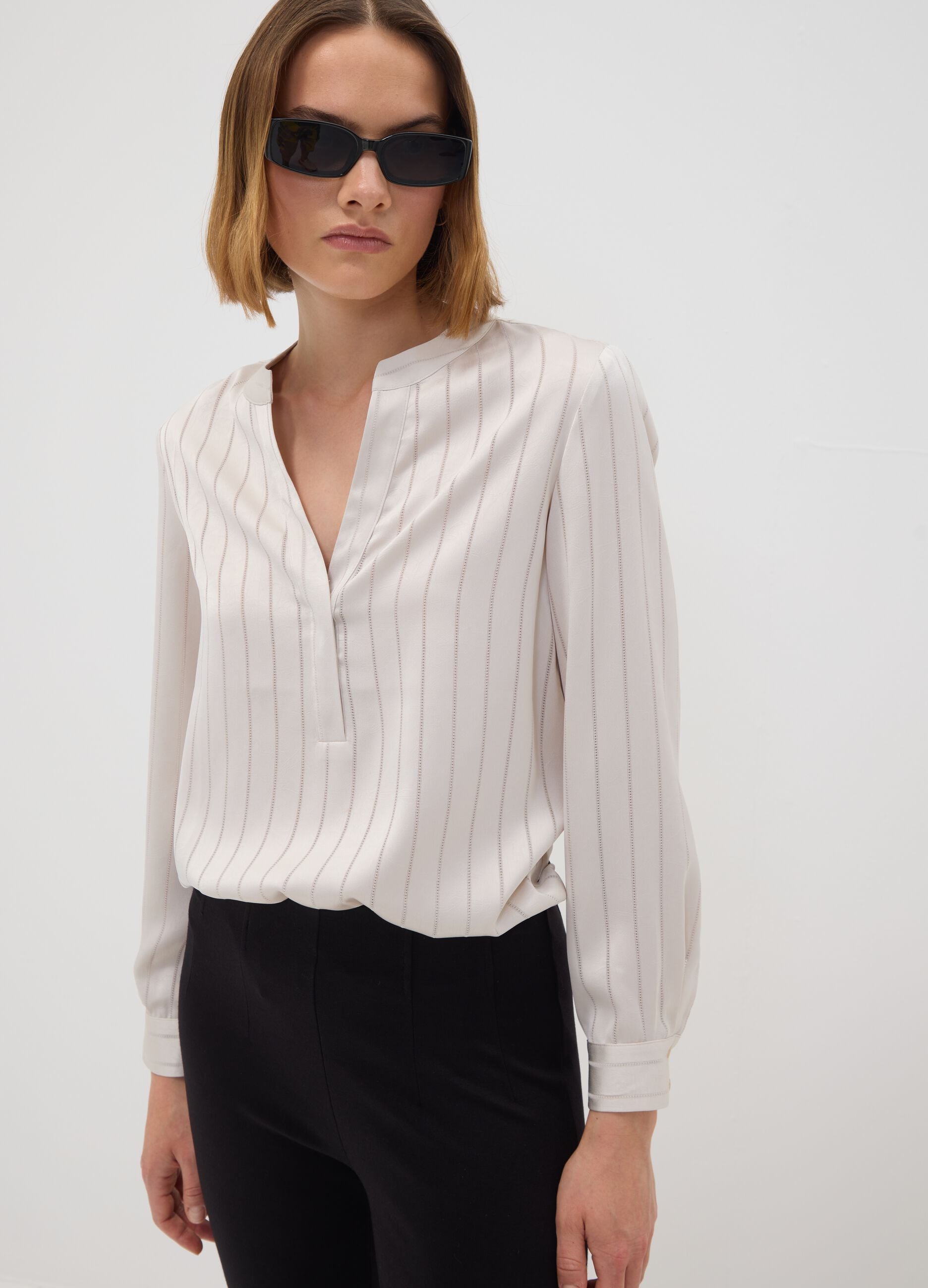 Camicia bianca in tessuto elasticizzato a righe