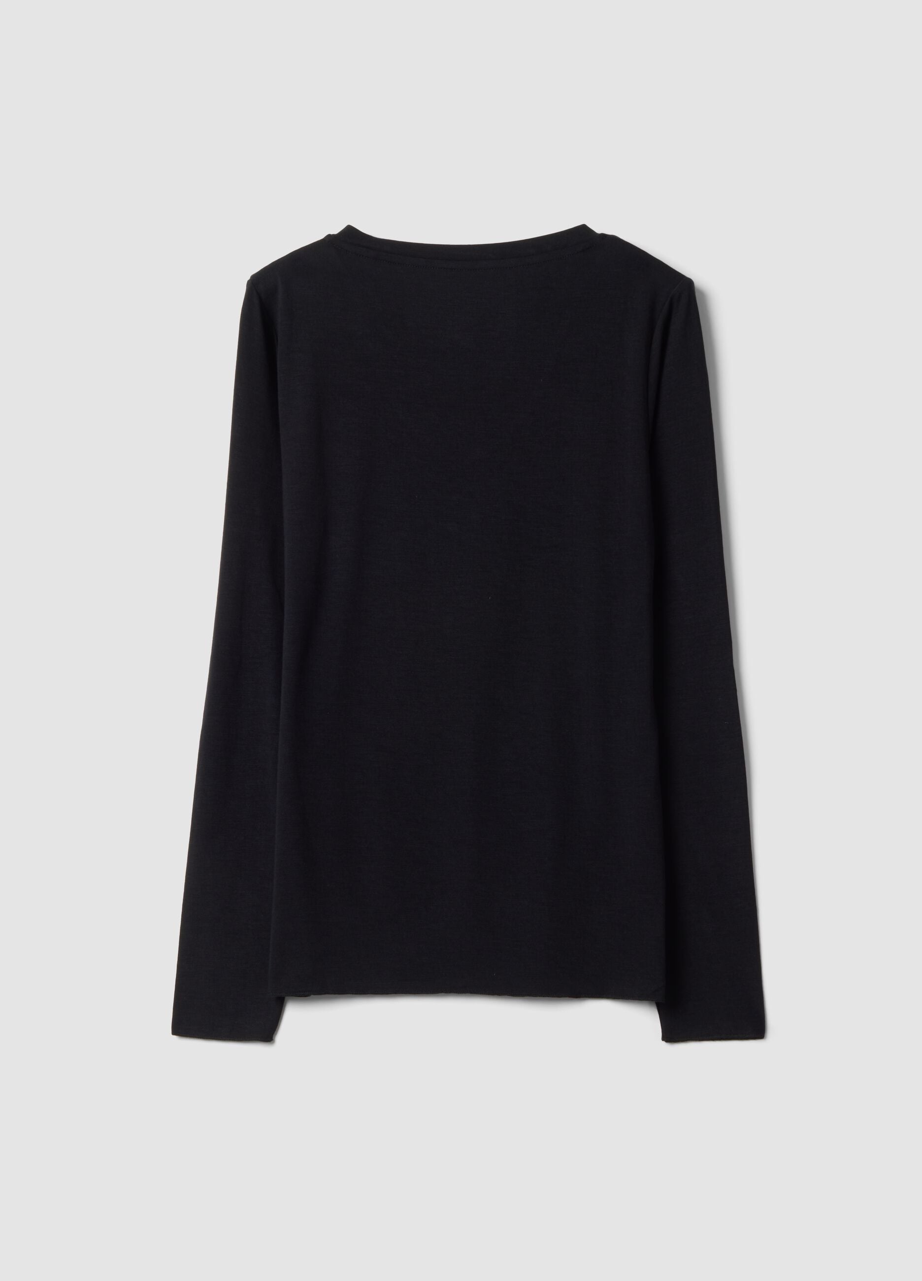 &Mu;&alpha;ύ&rho;&omicron; T-shirt &alpha;&pi;ό &epsilon;&lambda;&alpha;&sigma;&tau;&iota;&kappa;ό modal &mu;&epsilon; &sigma;&tau;&rho;&omicron;&gamma;&gamma;&upsilon;&lambda;ή &lambda;&alpha;&iota;&mu;ό&kappa;&omicron;&psi;&eta;, &kappa;&alpha;&nu;&omicron;&nu;&iota;&kappa;ή &epsilon;&phi;&alpha;&rho;&mu;&omicron;&gamma;ή