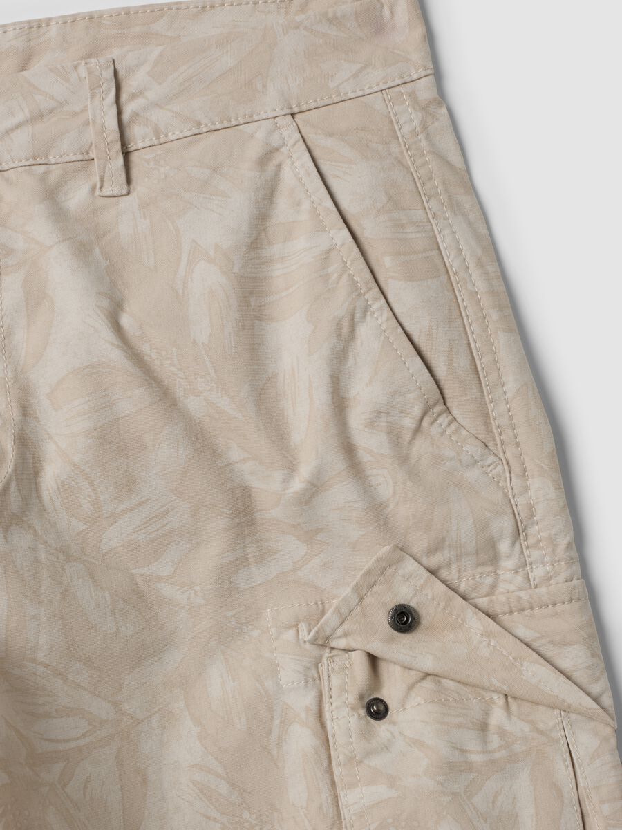 Beige stretch cotton cargo Bermuda shorts_5