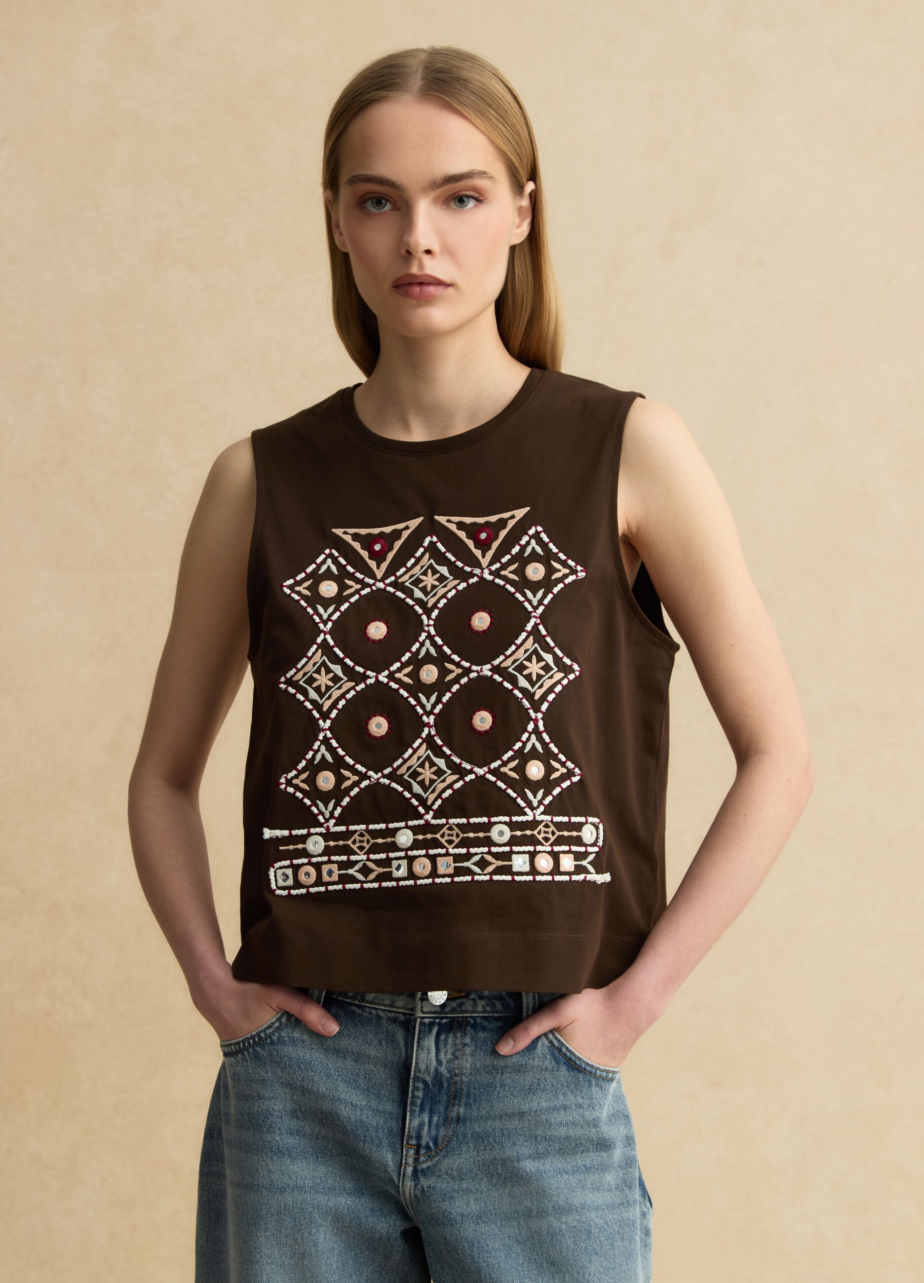 Regul&auml;r geschnittenes Tanktop aus brauner reiner Baumwolle mit Stickerei