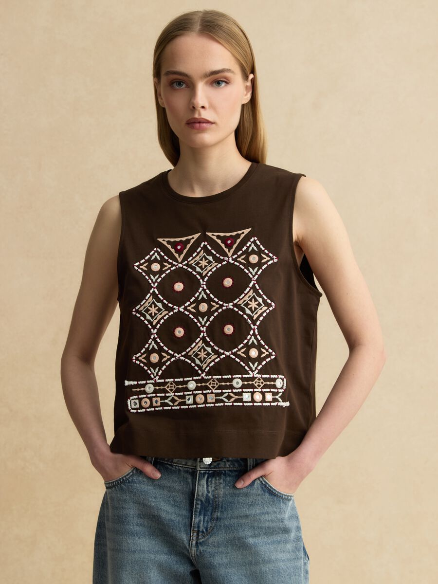 Regul&auml;r geschnittenes Tanktop aus brauner reiner Baumwolle mit Stickerei_1