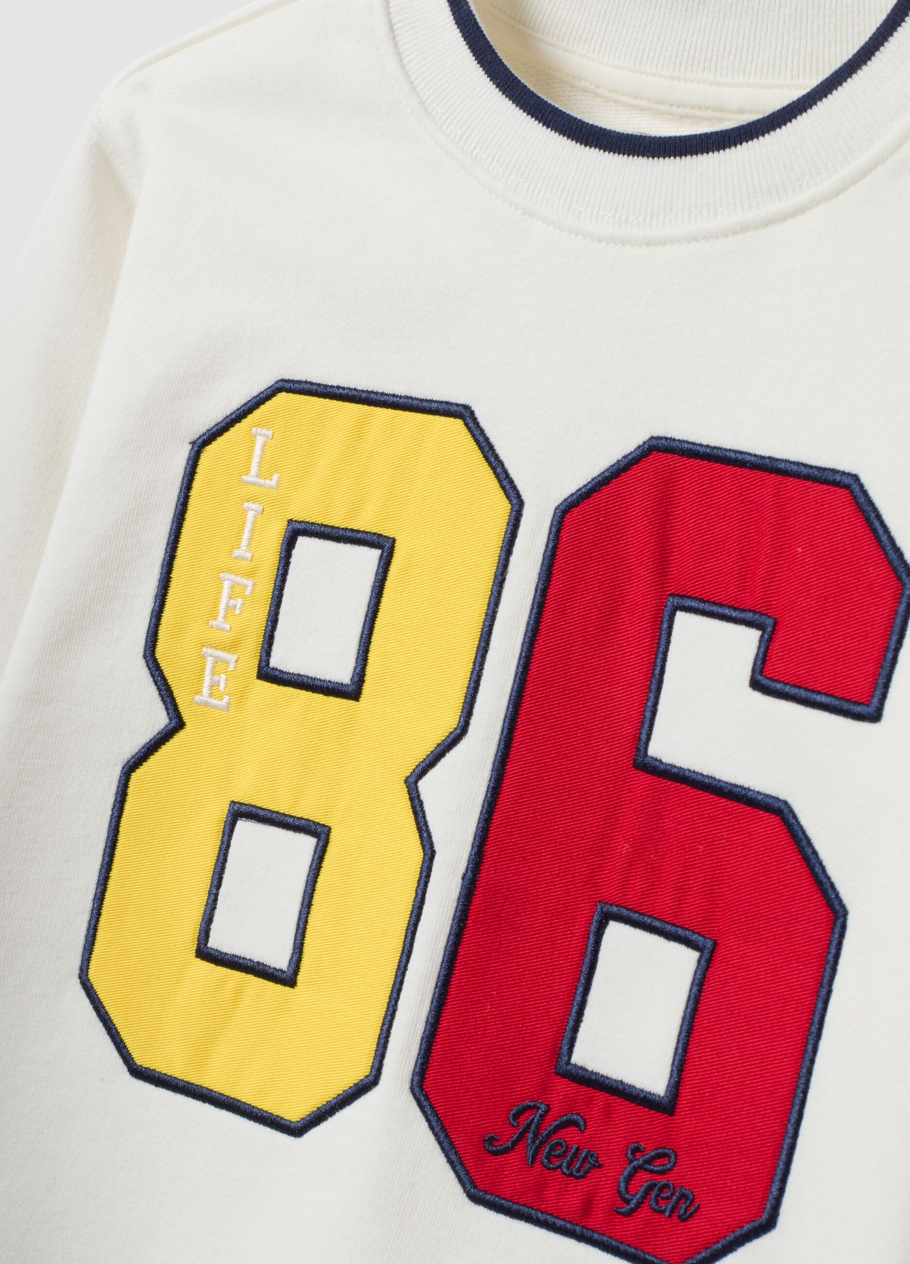 White cotton-blend sweatshirt with college print for boys