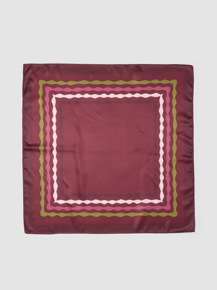 Braunes Tuch mit kontrastierendem geometrischem Muster_1