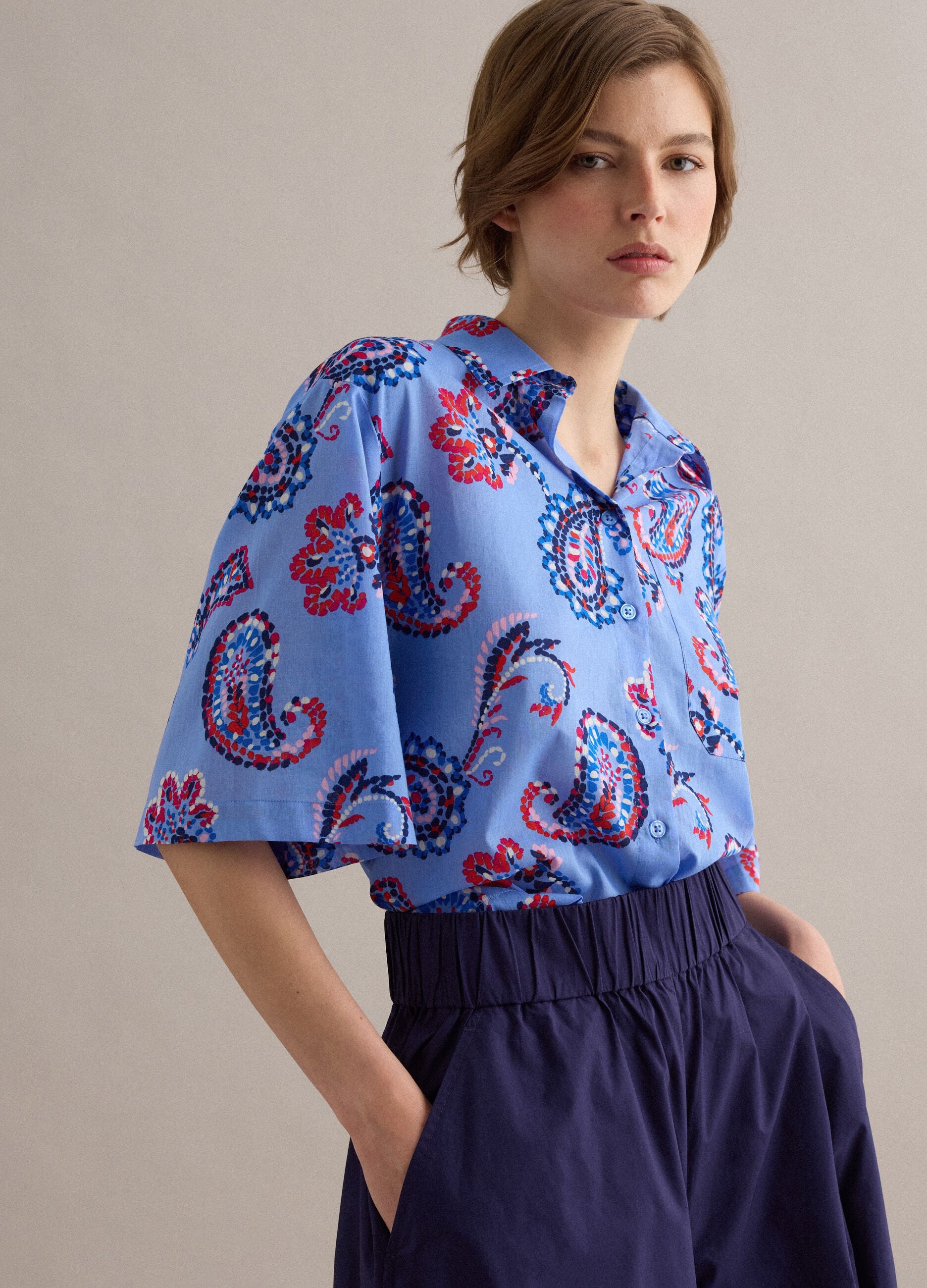 Camisa multicolor de algod&oacute;n puro con estampado y corte oversize
