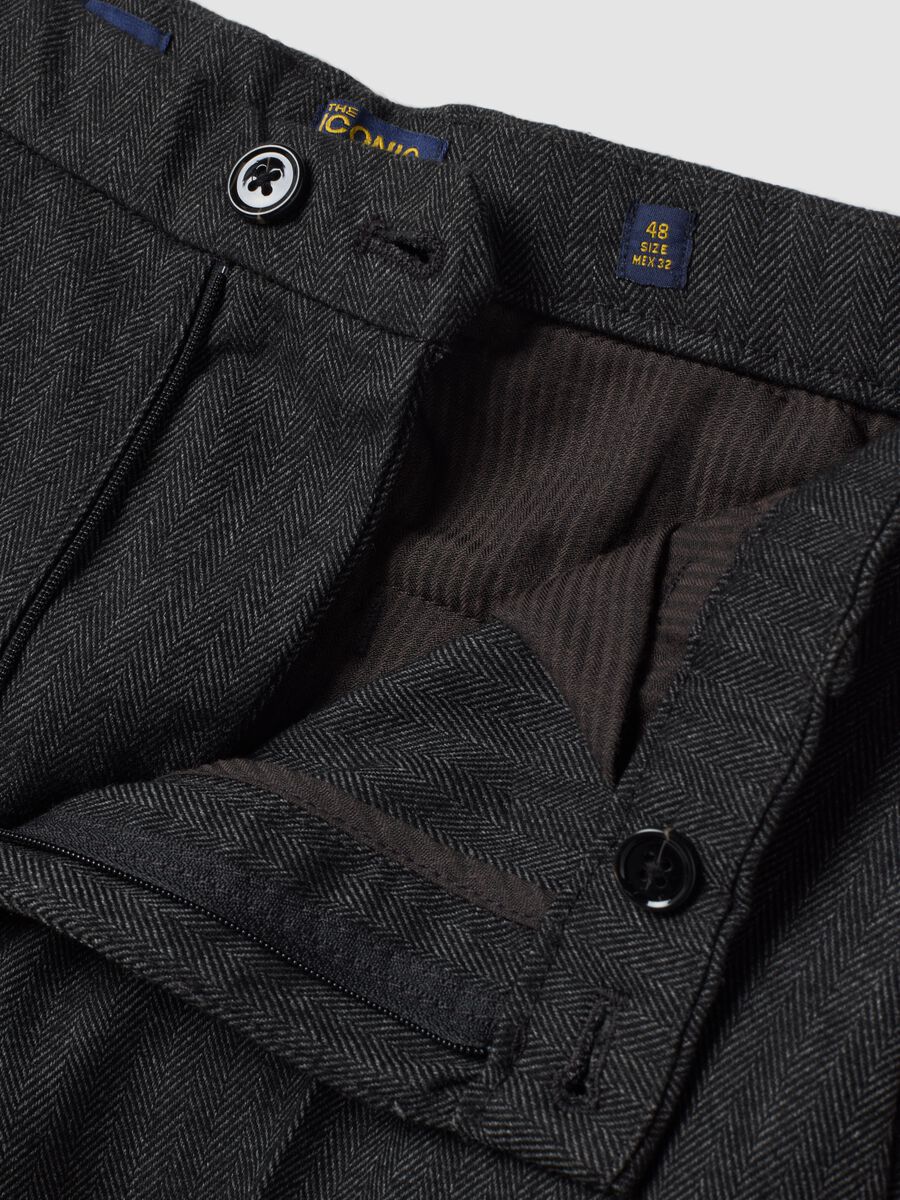 Grau-schwarze Slim-Fit-Chinohose aus stretchiger Viskose_1