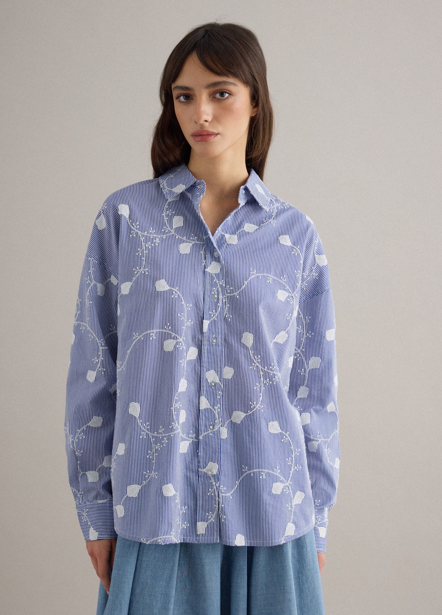 Camisa azul cielo de algod&oacute;n puro ajuste regular con motivo floral