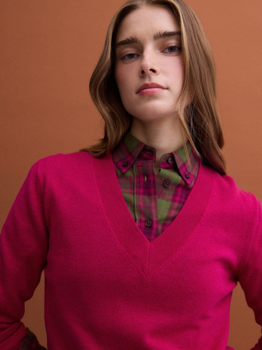 Red pure wool jumper with deep V-neck_0
